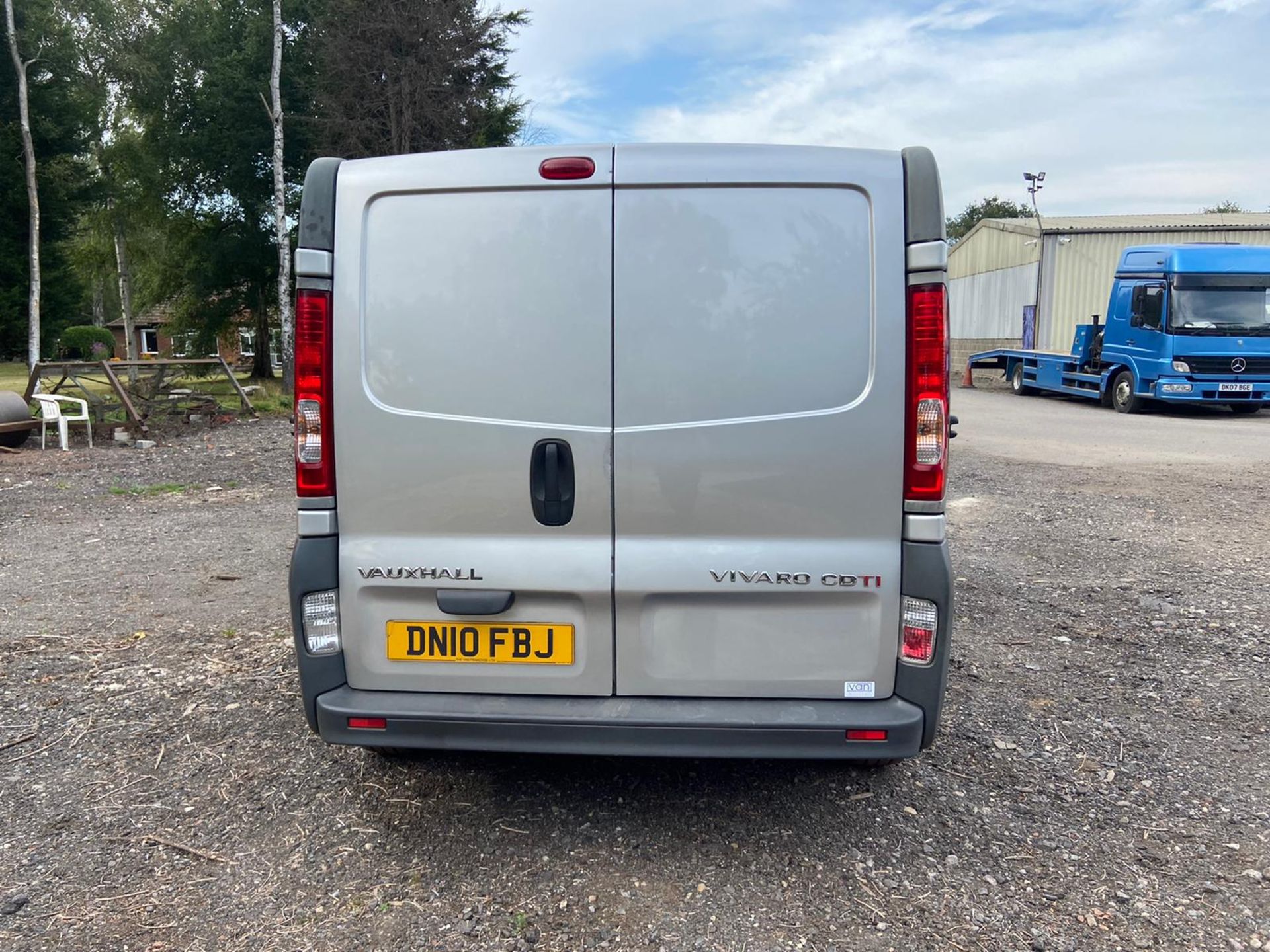 2010/10 REG VAUXHALL VIVARO 2900 D/C LWB 2.0 DIESEL SILVER PANEL VAN, SHOWING 2 FORMER KEEPERS - Image 6 of 13