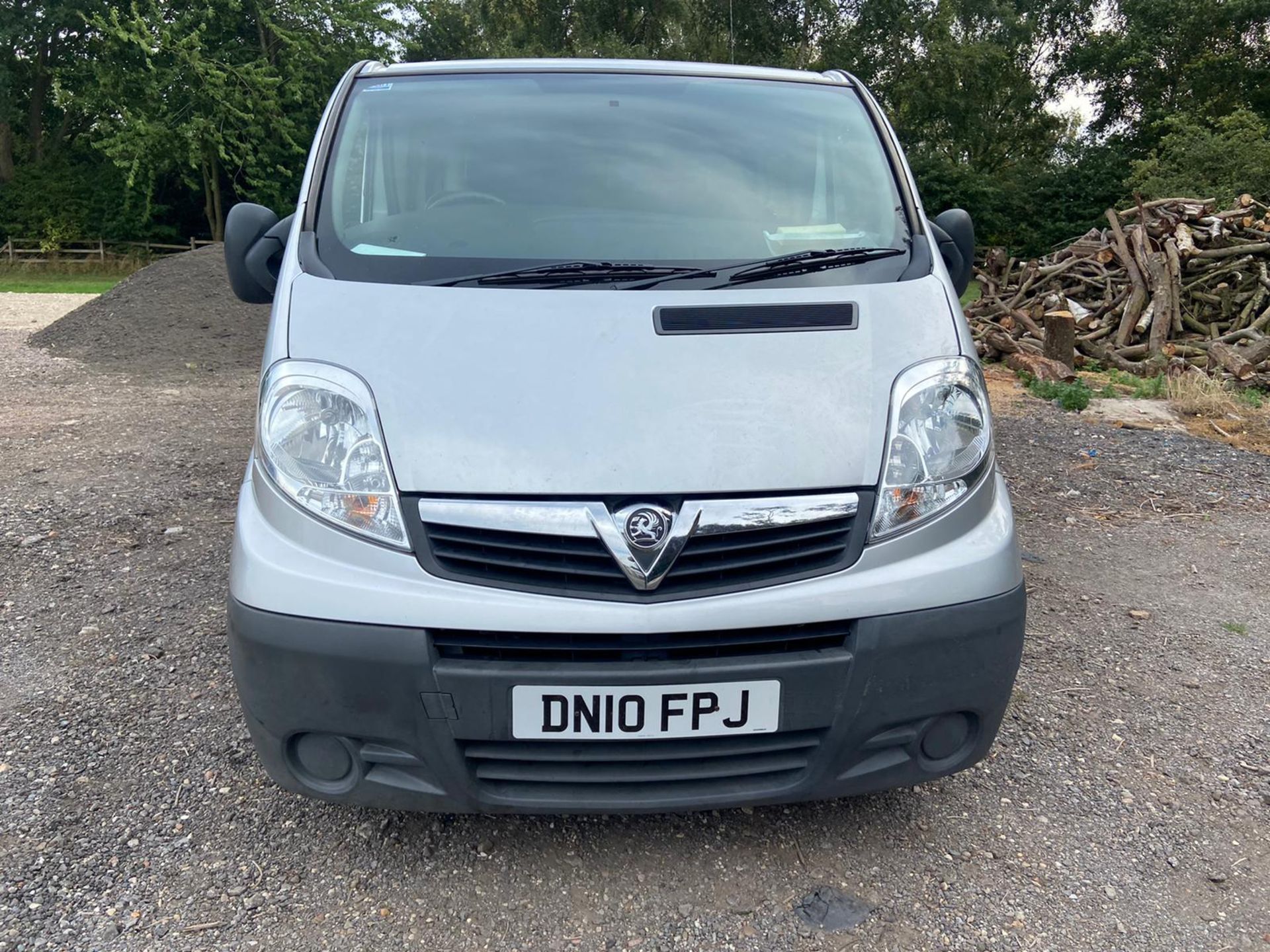 2010/10 REG VAUXHALL VIVARO 2900 D/C LWB 2.0 DIESEL SILVER PANEL VAN, SHOWING 2 FORMER KEEPERS - Image 2 of 13