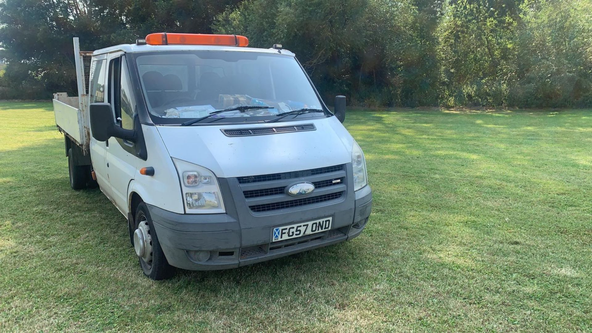 2007/57 REG FORD TRANSIT 140 T350L D/C RWD 2.4 DIESEL WHITE TIPPER, SHOWING 3 FORMER KEEPERS *NO VAT - Image 2 of 7