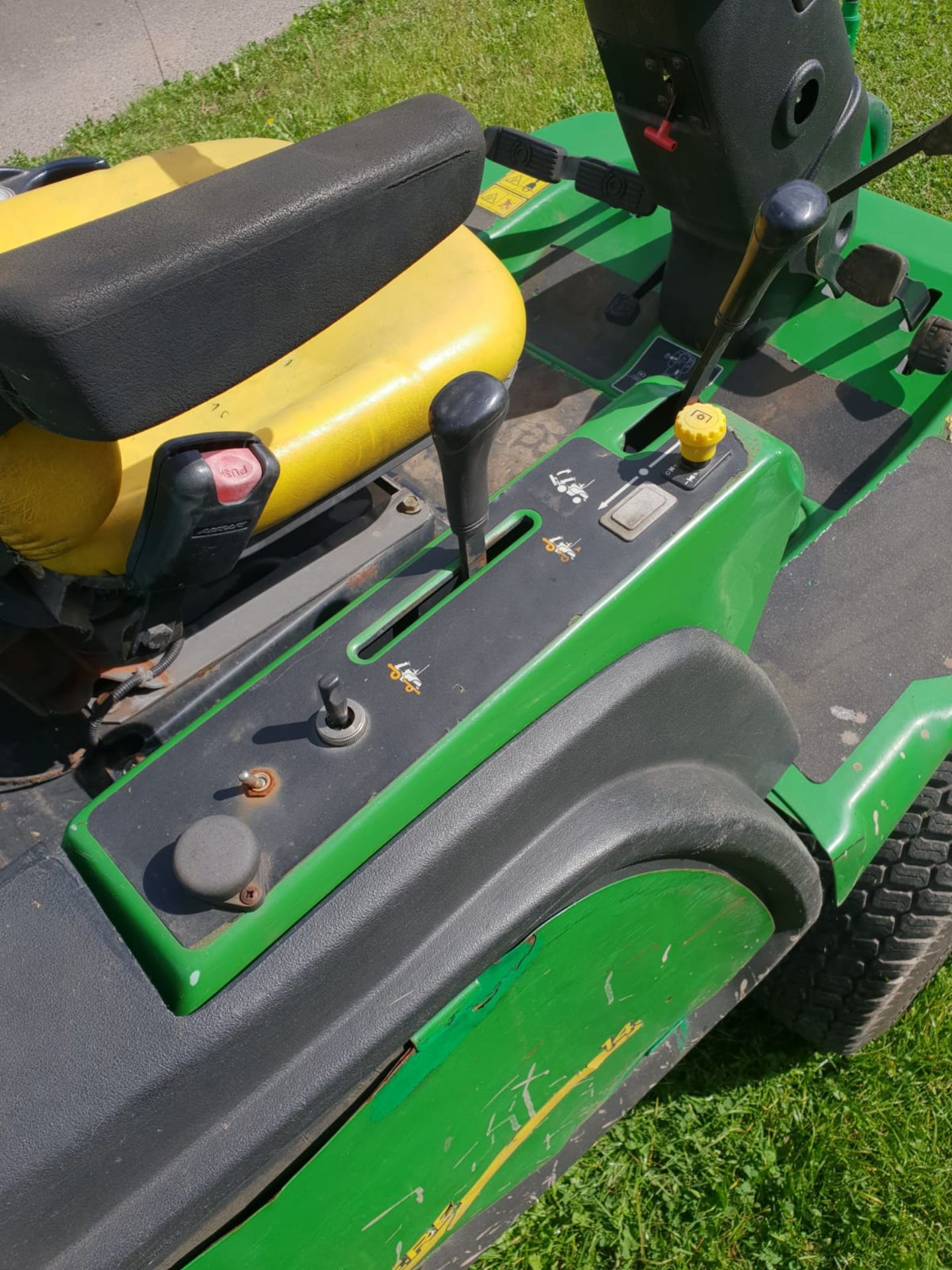 JOHN DEERE 1435 4WD RIDE ON LAWN MOWER, 4000 HOURS, FULL WORKING ORDER, RUNS DRIVES & MOWS AS SHOULD - Image 4 of 10