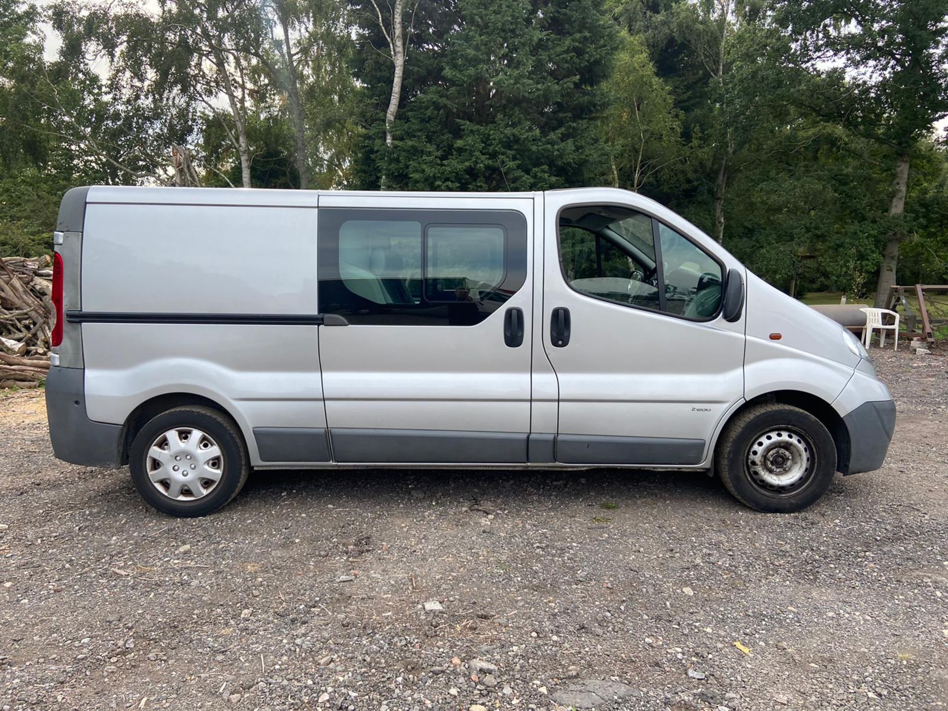 2010/10 REG VAUXHALL VIVARO 2900 D/C LWB 2.0 DIESEL SILVER PANEL VAN, SHOWING 2 FORMER KEEPERS - Image 8 of 13