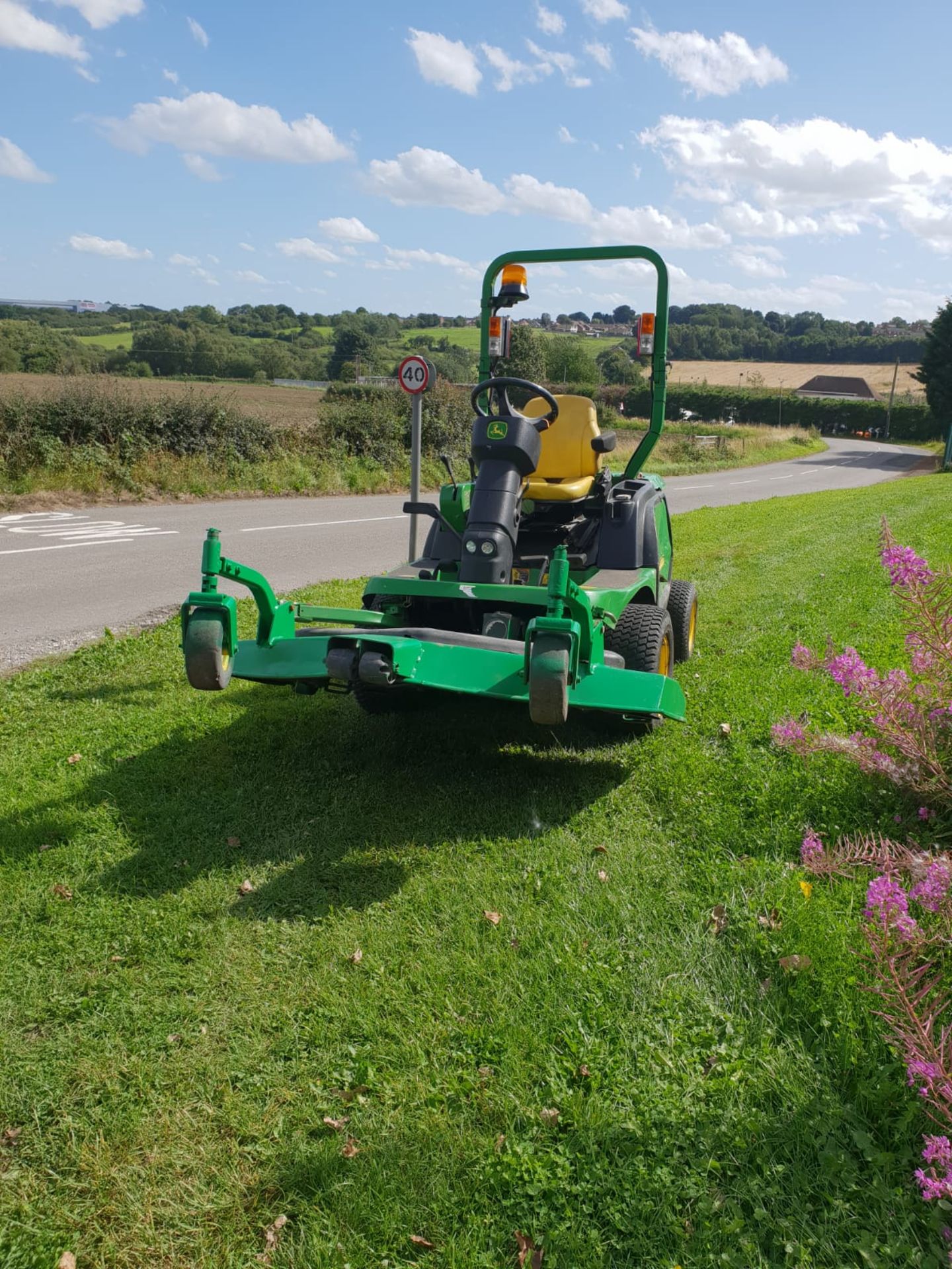 JOHN DEERE 1435 4WD RIDE ON LAWN MOWER, 4000 HOURS, FULL WORKING ORDER, RUNS DRIVES & MOWS AS SHOULD - Image 2 of 10