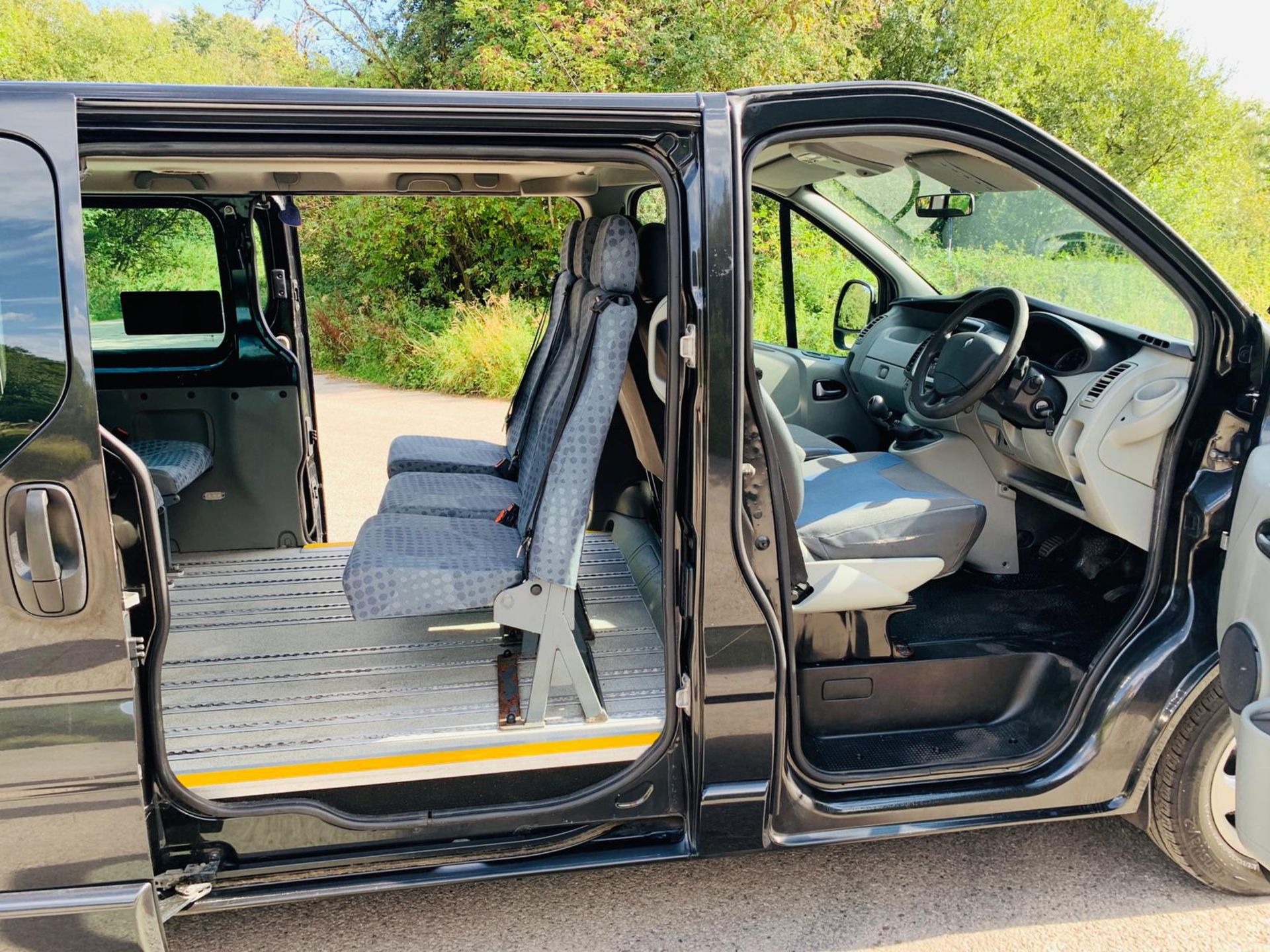 2011/61 REG RENAULT TRAFIC LL29 SPORT DCCI 115 2.0 DIESEL 9 SEATER MPV VAN, SHOWING 2 FORMER KEEPERS - Image 8 of 17