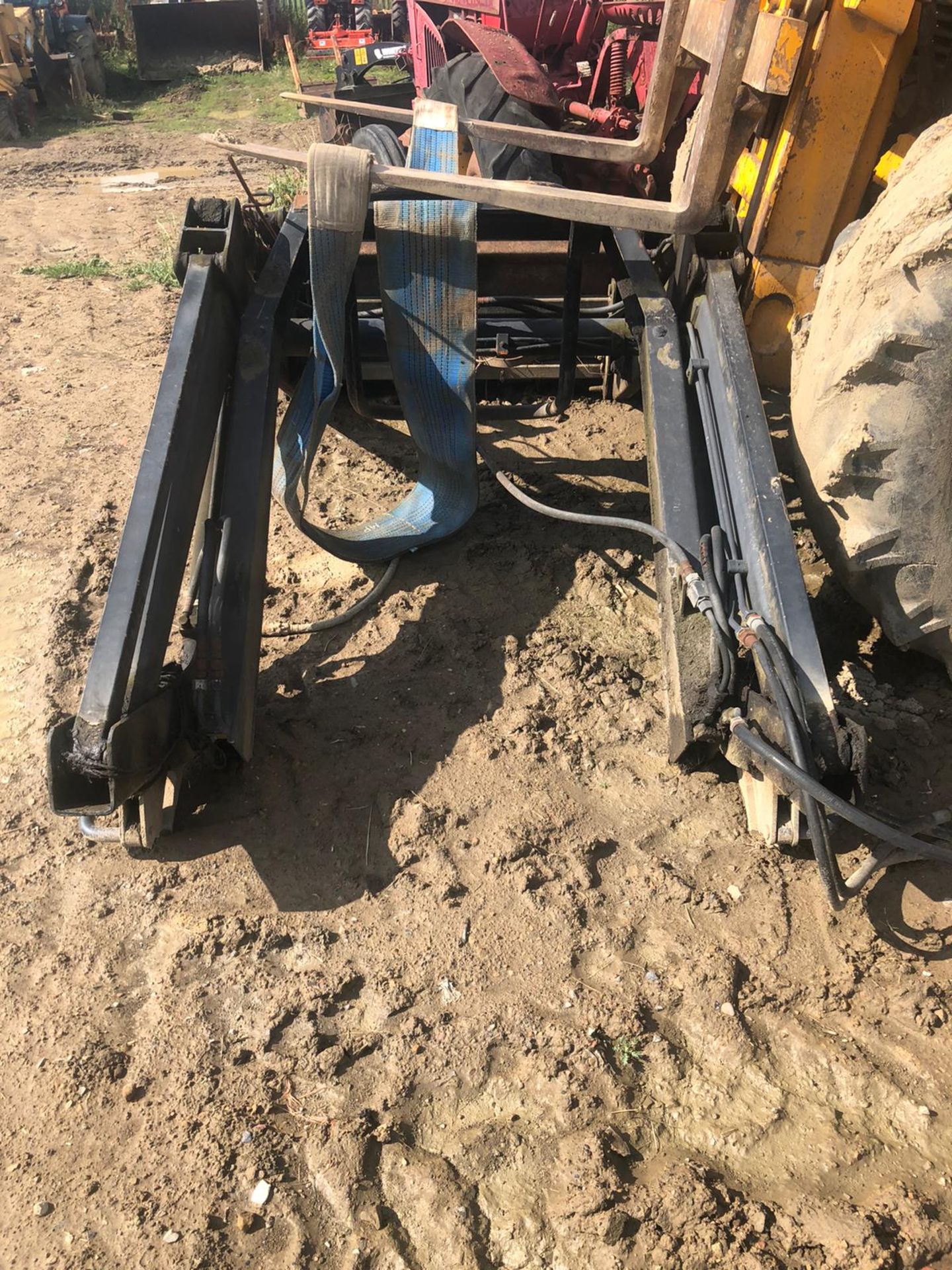 LOADER WITH BRACKETS, CAME OF A MASSEY FERGUSON 690 *NO VAT* - Image 4 of 4