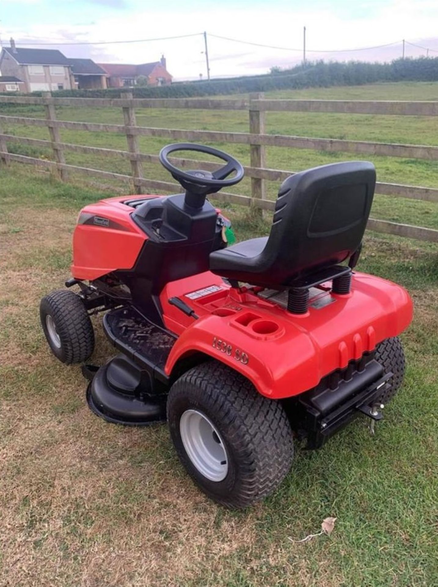 MOUNTFIELD 1538 SD RIDE ON LAWN MOWER, RUNS, DRIVES AND CUTS, EX DEMO CONDITION *NO VAT* - Image 3 of 5