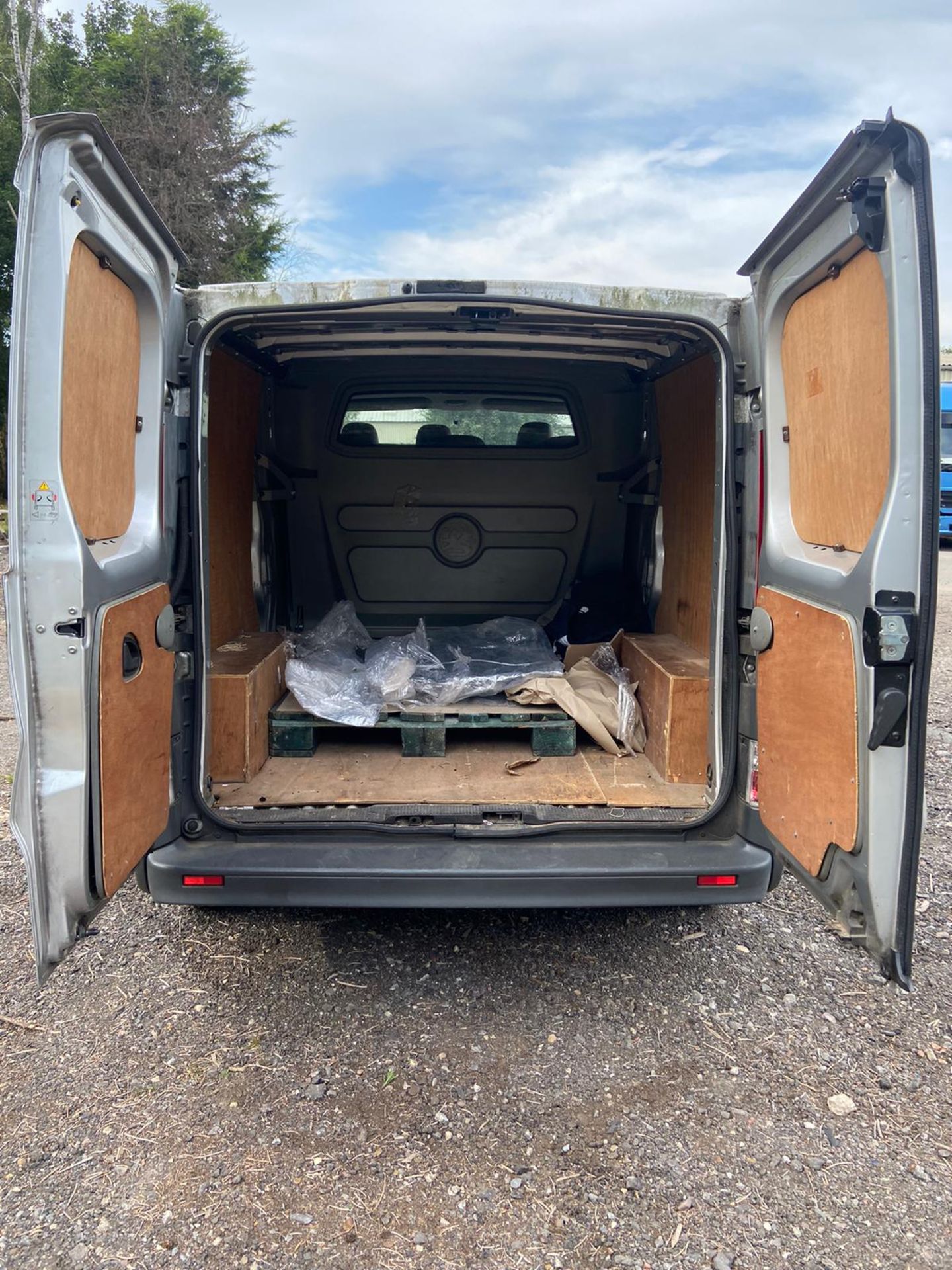 2010/10 REG VAUXHALL VIVARO 2900 D/C LWB 2.0 DIESEL SILVER PANEL VAN, SHOWING 2 FORMER KEEPERS - Image 9 of 13