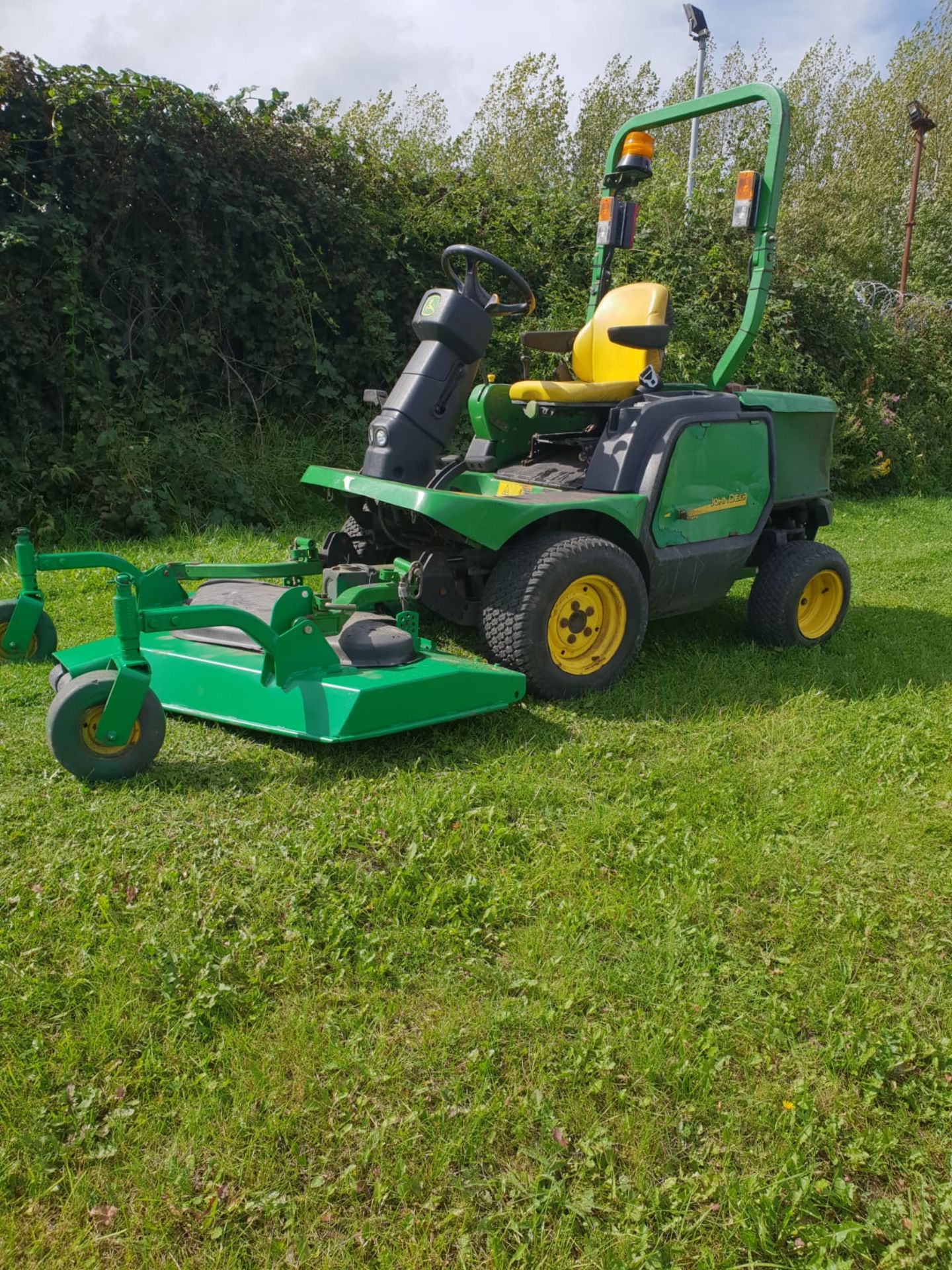 JOHN DEERE 1435 4WD RIDE ON LAWN MOWER, 4000 HOURS, FULL WORKING ORDER, RUNS DRIVES & MOWS AS SHOULD