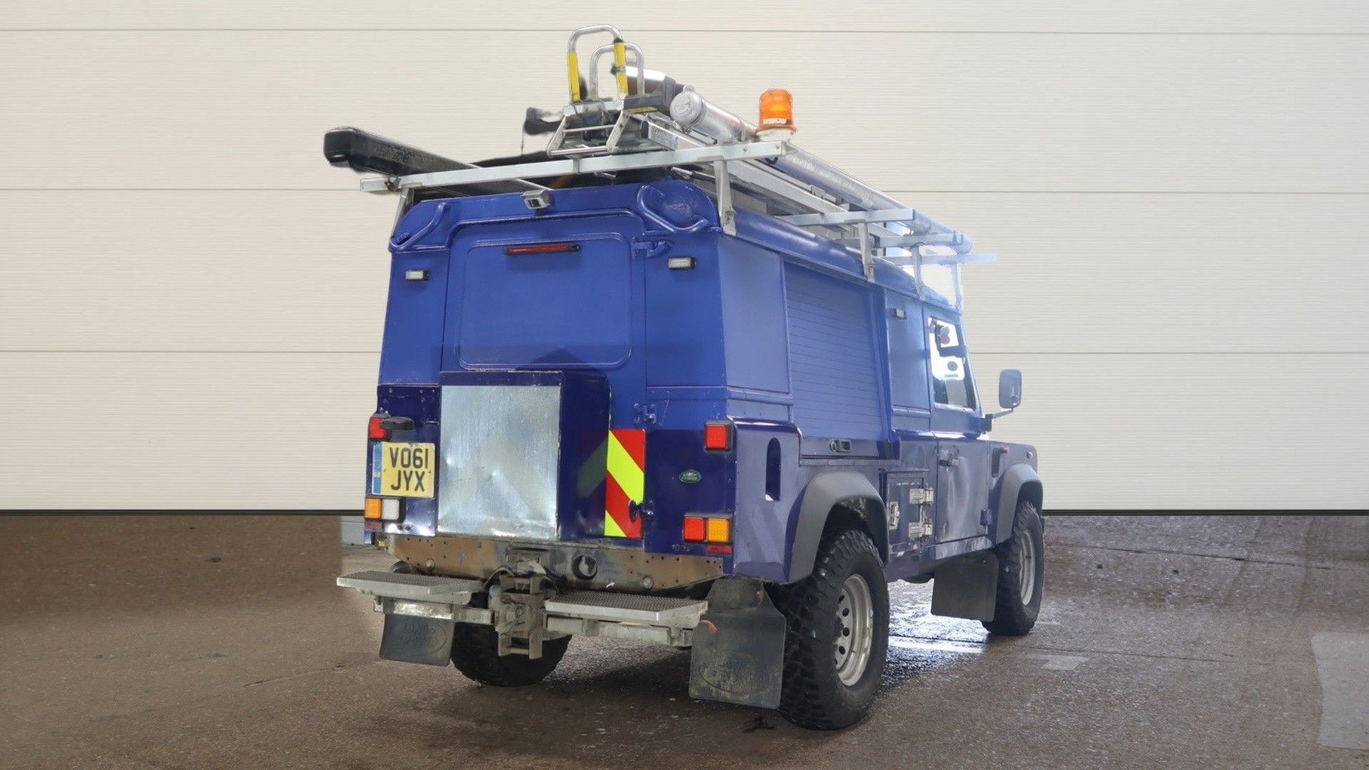 2011/61 REG LAND ROVER DEFENDER 110 HARD TOP 2.4 TURBO DIESEL, SHOWING 0 FORMER KEEPERS *PLUS VAT* - Image 4 of 7