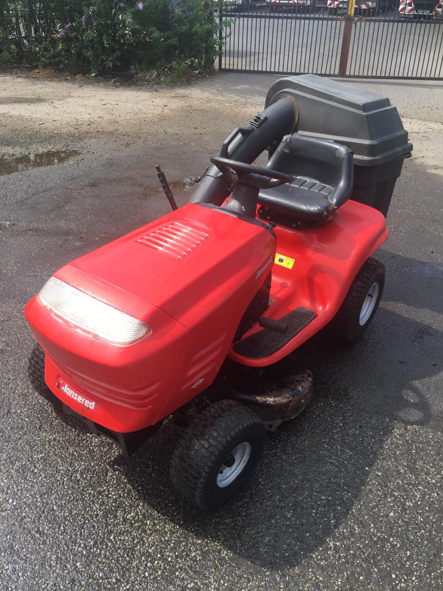 JONSERED HUSKVARNA LT2112 RIDE ON LAWN MOWER, 180 KG, YEAR 2002, C/W GRASS COLLECTOR, RUNS & WORKS - Image 3 of 13