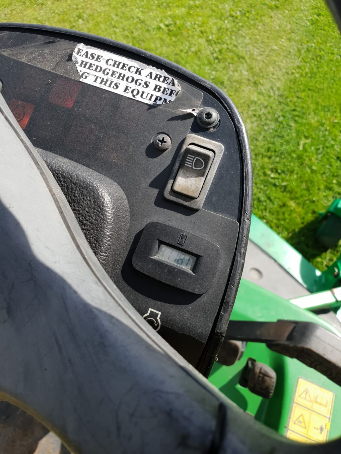 JOHN DEERE 1435 4WD RIDE ON LAWN MOWER, 4000 HOURS, FULL WORKING ORDER, RUNS DRIVES & MOWS AS SHOULD - Image 5 of 10