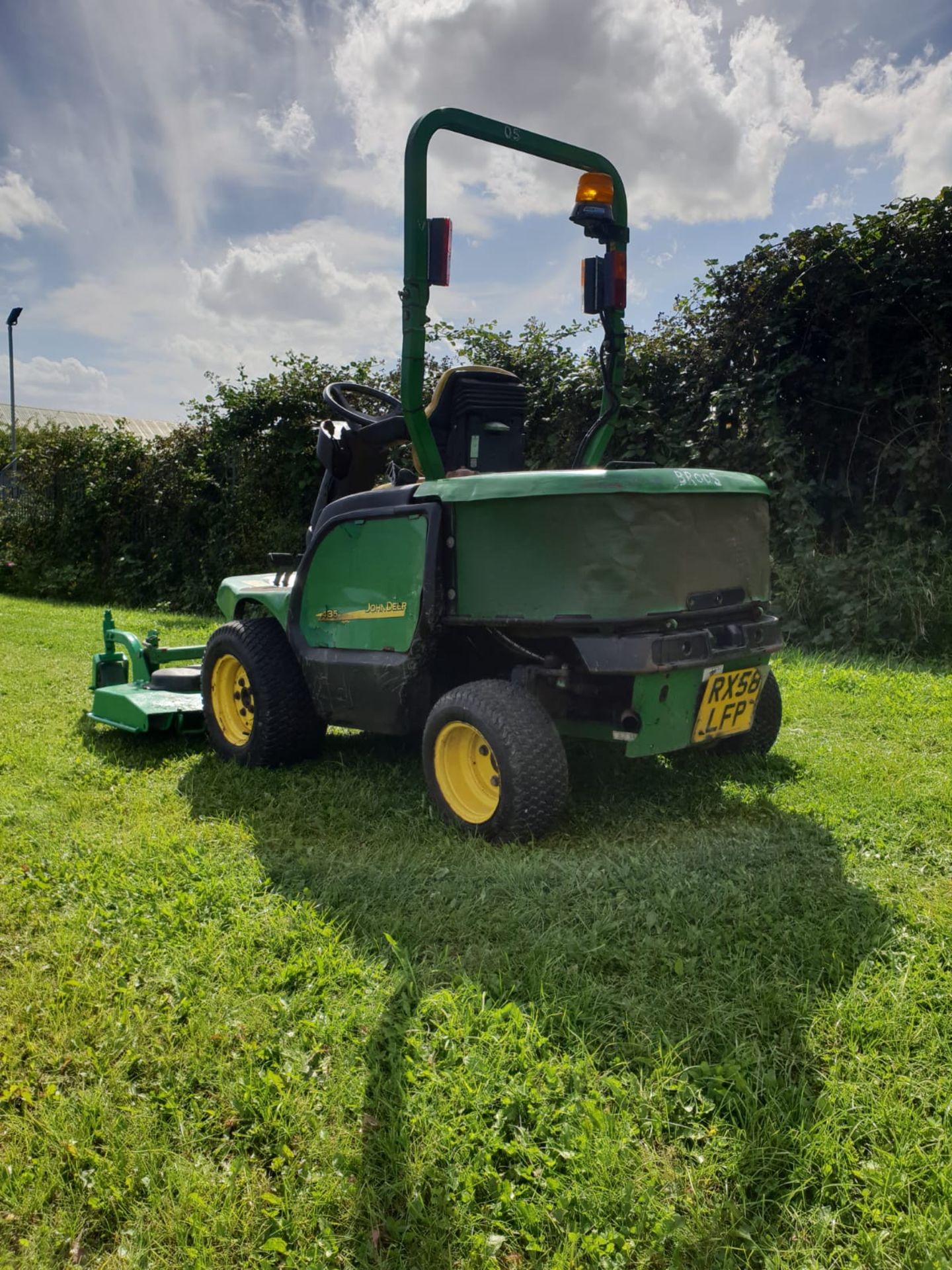 JOHN DEERE 1435 4WD RIDE ON LAWN MOWER, 4000 HOURS, FULL WORKING ORDER, RUNS DRIVES & MOWS AS SHOULD - Image 6 of 10