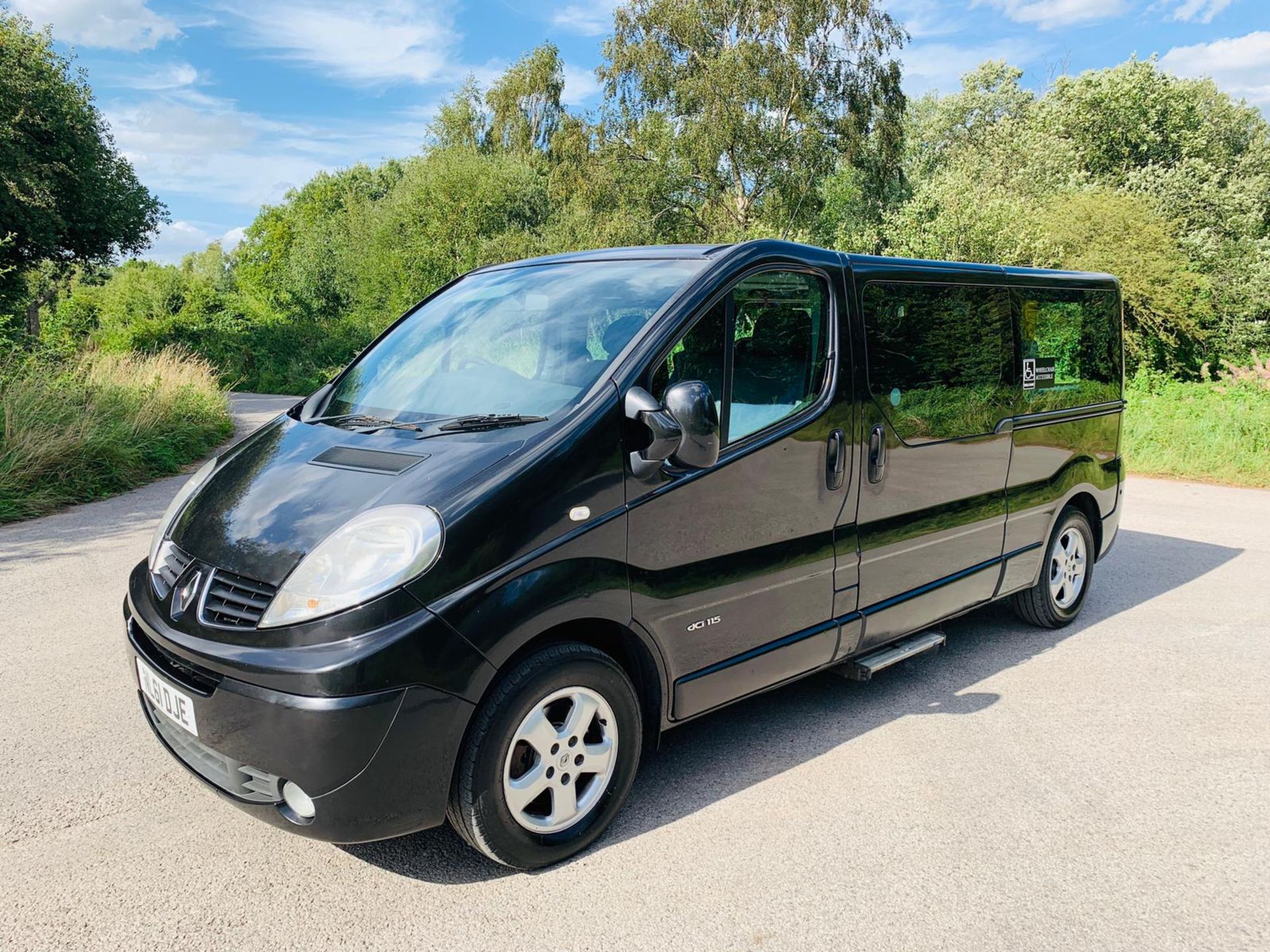 2011/61 REG RENAULT TRAFIC LL29 SPORT DCCI 115 2.0 DIESEL 9 SEATER MPV VAN, SHOWING 2 FORMER KEEPERS - Image 2 of 17