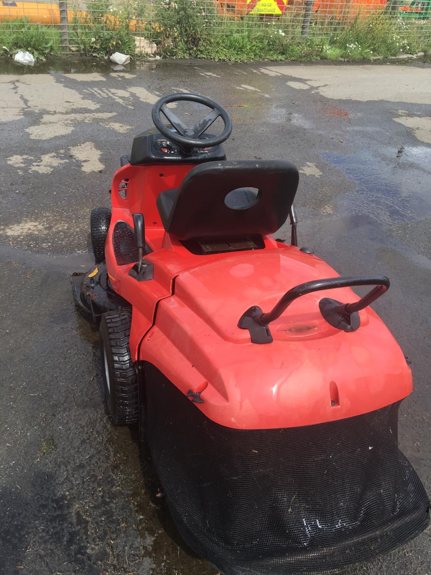 AL-KO T15-102 HD RIDE ON LAWN MOWER, 225 KG, YEAR 2002, C/W REAR GRASS COLLECTOR, 11.5HP I/C ENGINE - Image 3 of 11