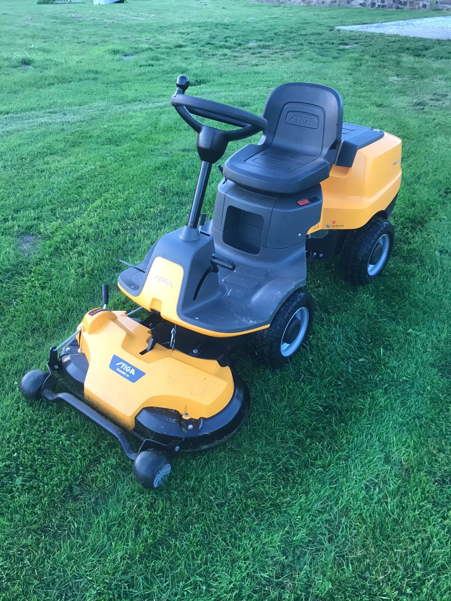 2015 STIGA VILLA 320HST OUTFRONT RIDE ON LAWN MOWER, PIVOT STEERED, RUNS, DRIVES AND CUTS *NO VAT* - Image 5 of 5