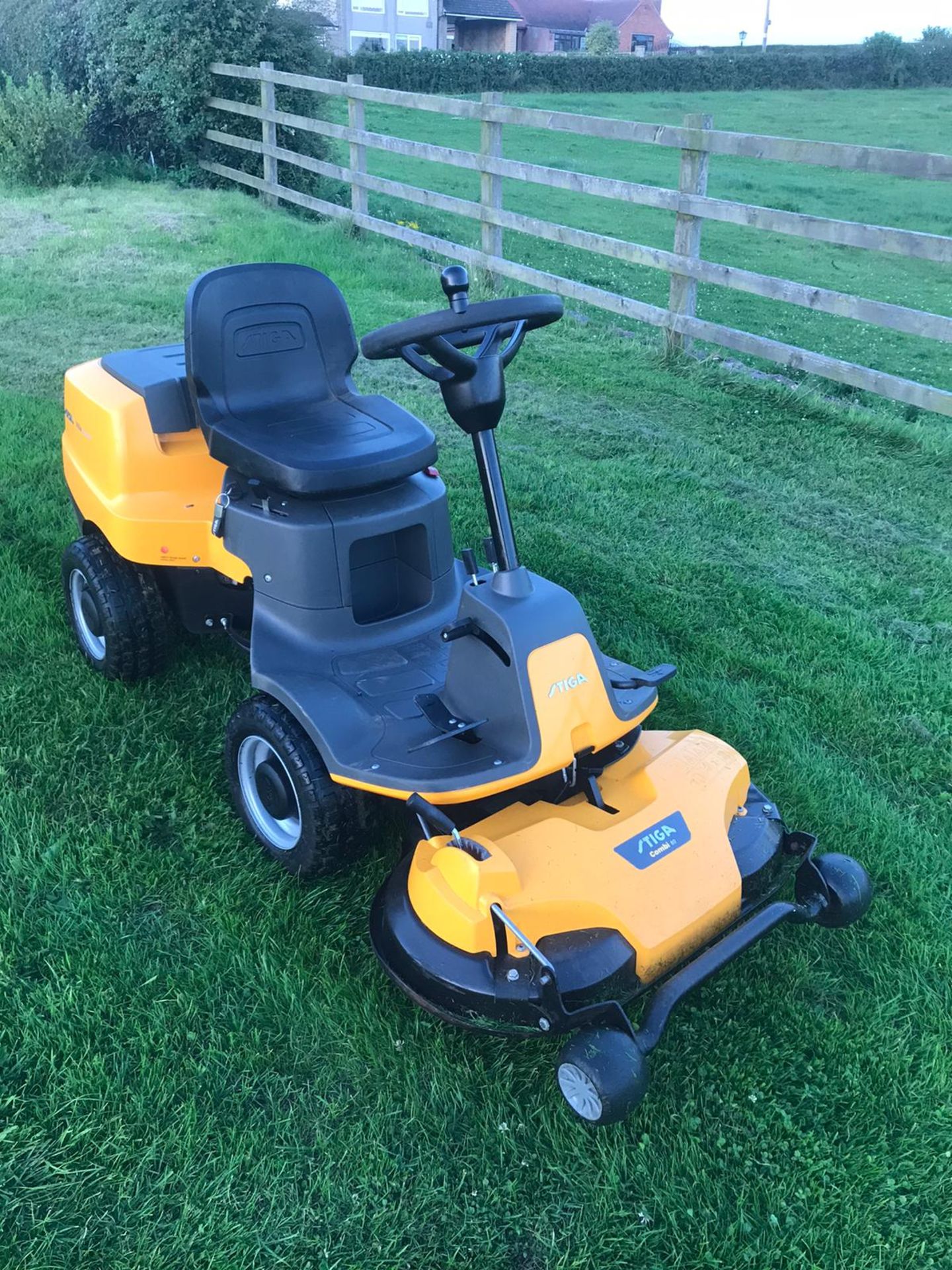 2015 STIGA VILLA 320HST OUTFRONT RIDE ON LAWN MOWER, PIVOT STEERED, RUNS, DRIVES AND CUTS *NO VAT*