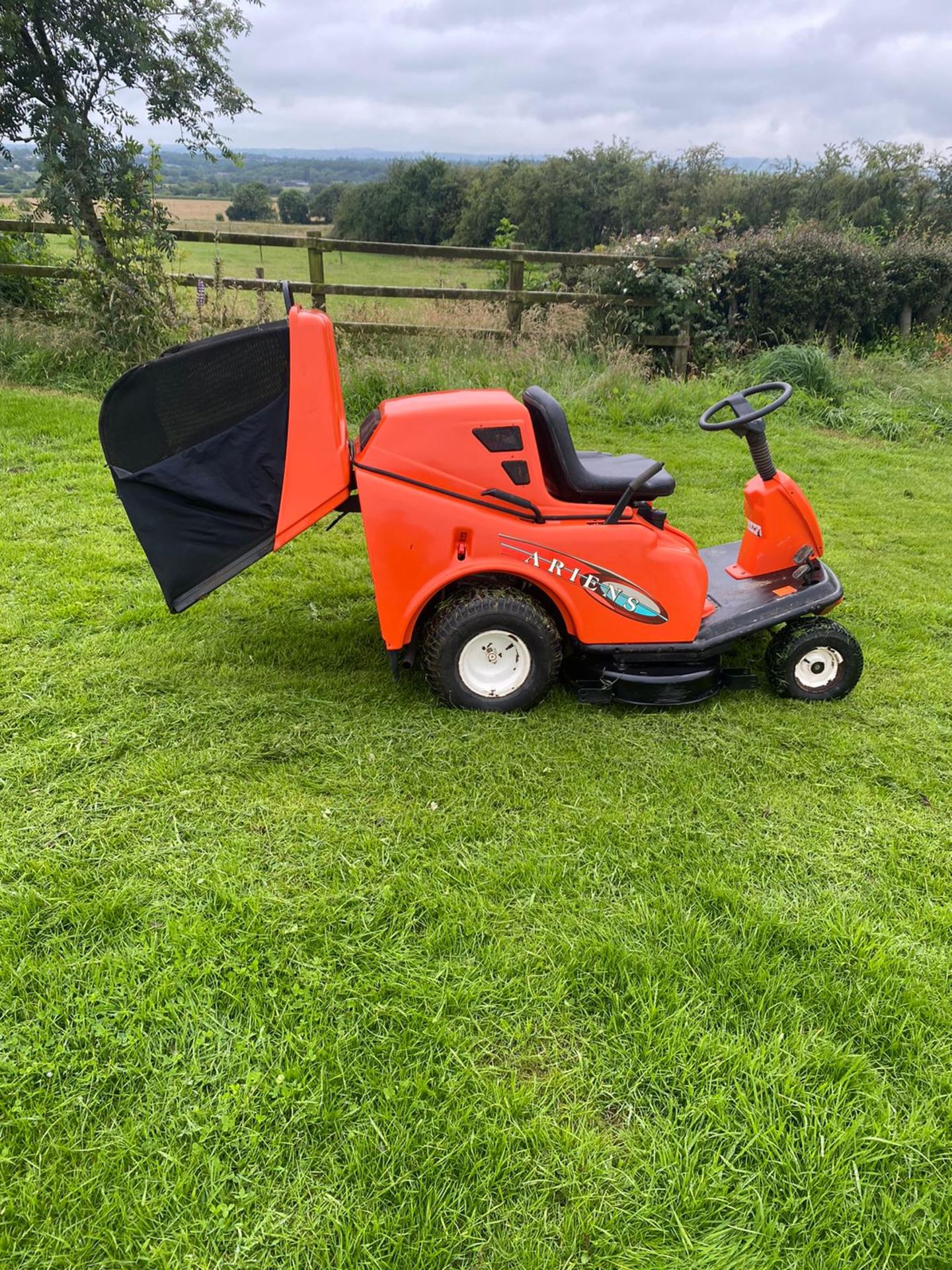 GRILLO ELECTRIC TIP RIDE ON LAWN MOWER, RUNS, DRIVES AND CUTS *NO VAT* - Image 2 of 8