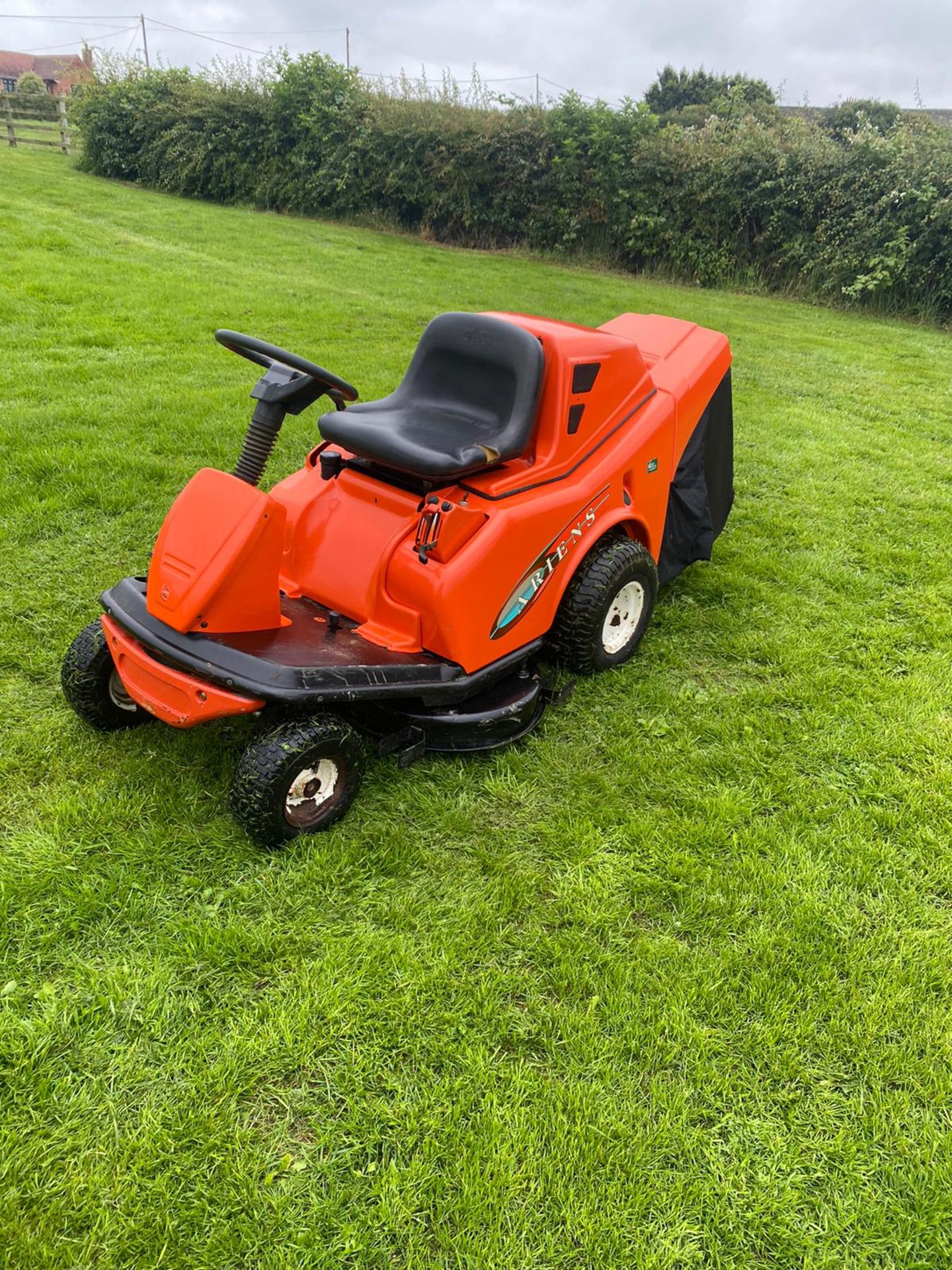 GRILLO ELECTRIC TIP RIDE ON LAWN MOWER, RUNS, DRIVES AND CUTS *NO VAT* - Image 3 of 8