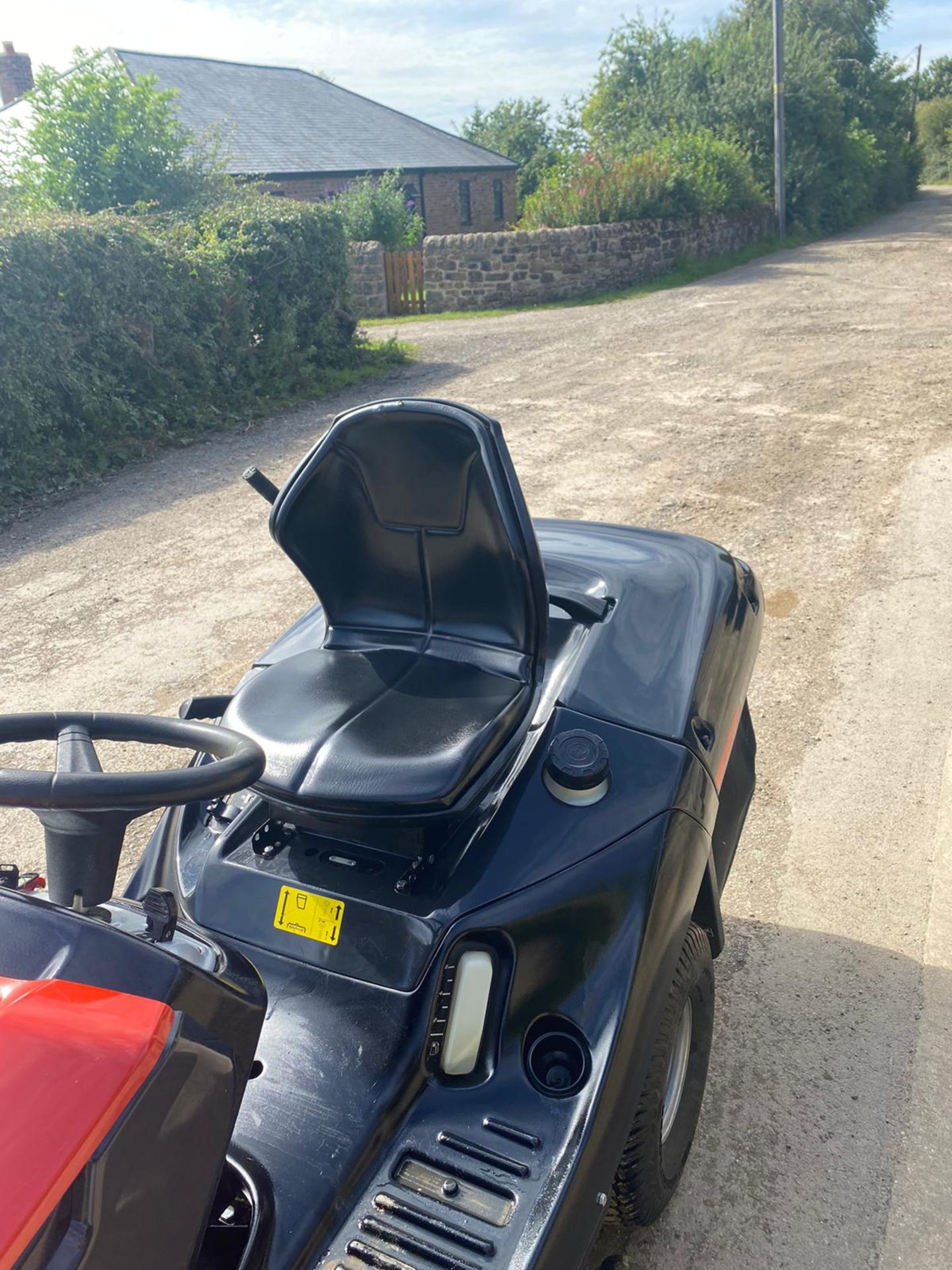 EFCO 106/24 RIDE ON LAWN MOWER, RUNS AND WORKS WELL, IN VERY CLEAN CONDITION *NO VAT* - Image 6 of 7