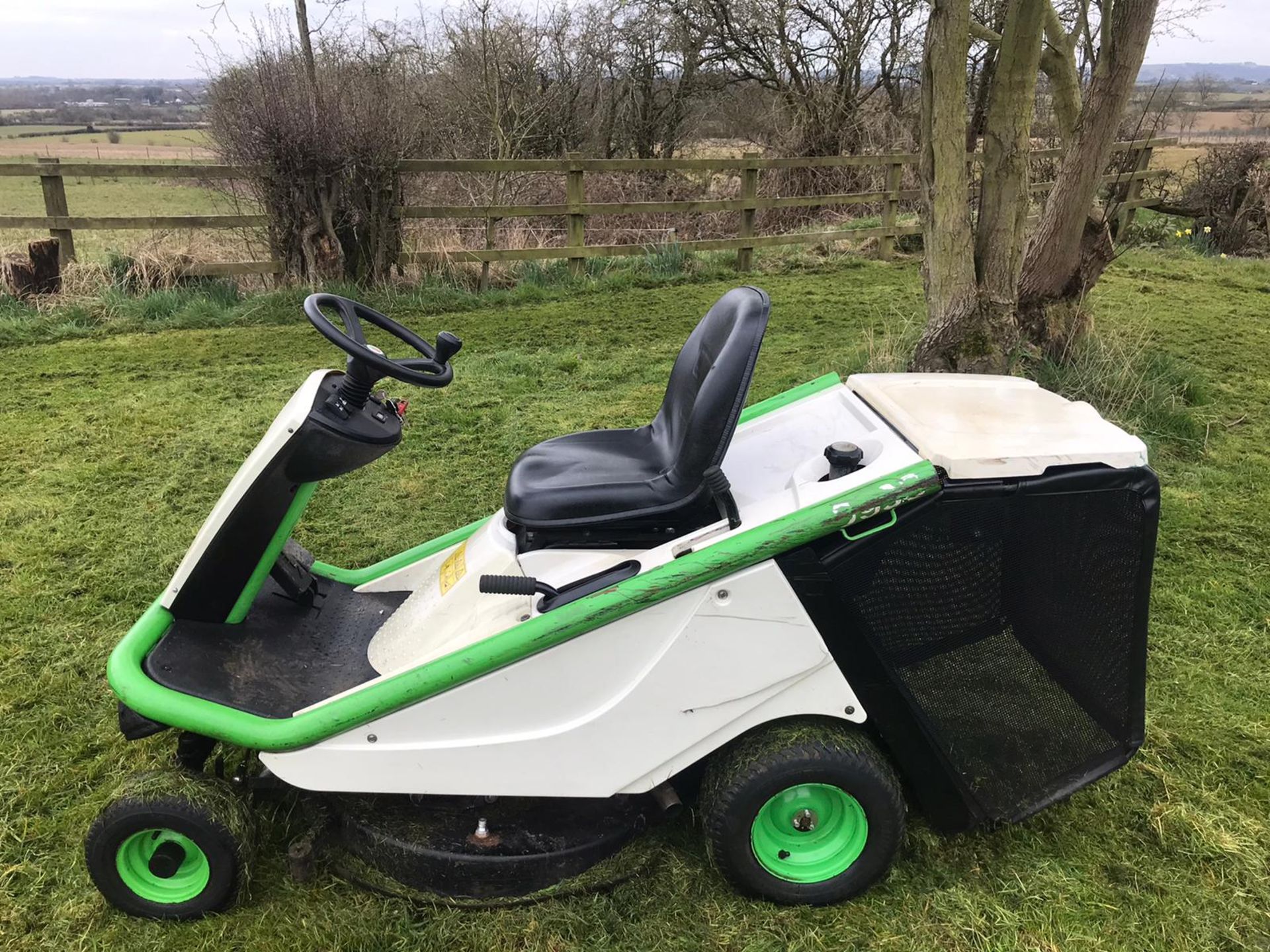 2016 ETESIA HYDRO 80 MKHP3 RIDE ON LAWN MOWER, RUNS, DRIVES AND CUTS *Plus VAT* - Image 3 of 4