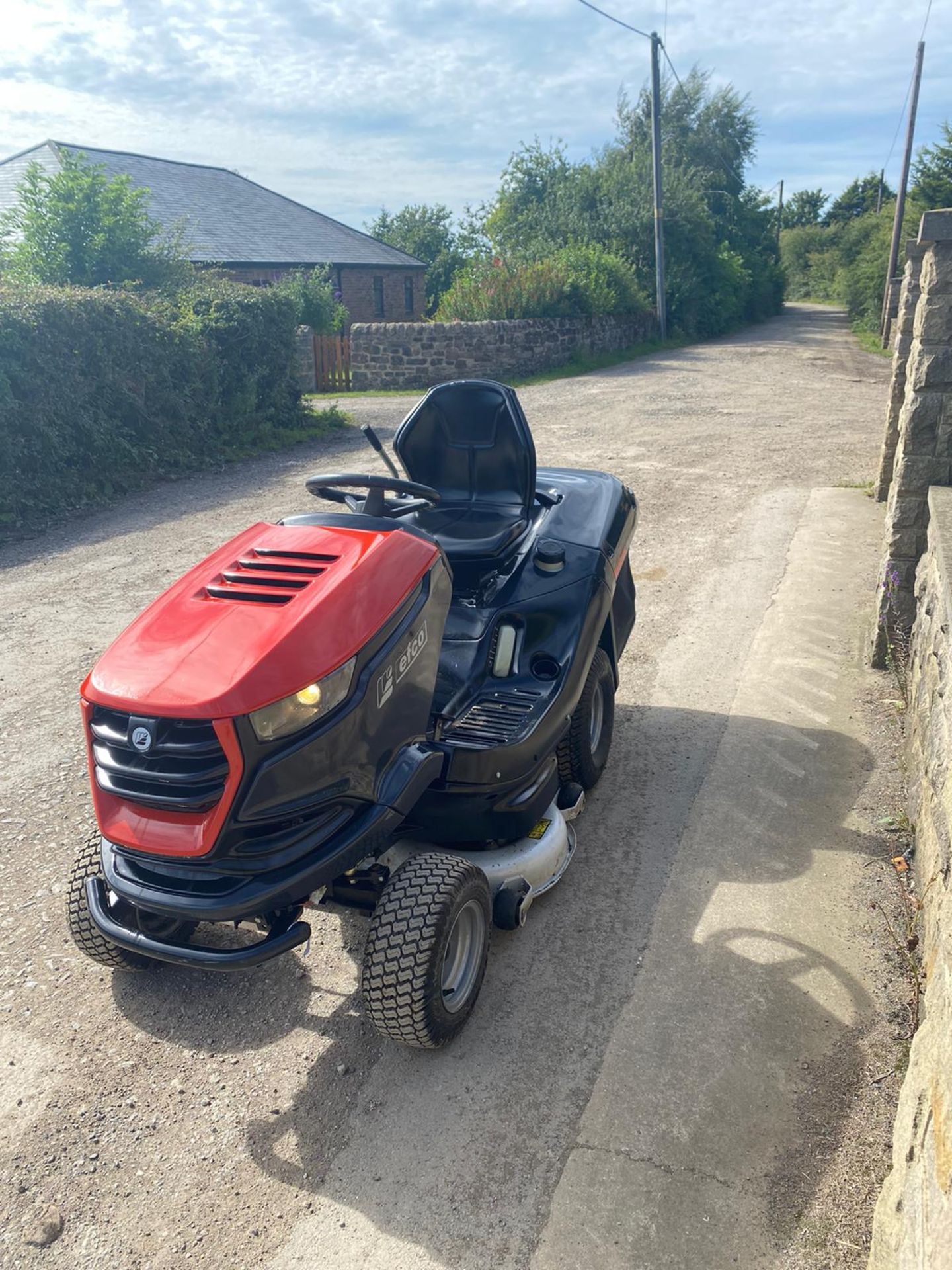 EFCO 106/24 RIDE ON LAWN MOWER, RUNS AND WORKS WELL, IN VERY CLEAN CONDITION *NO VAT* - Image 2 of 7