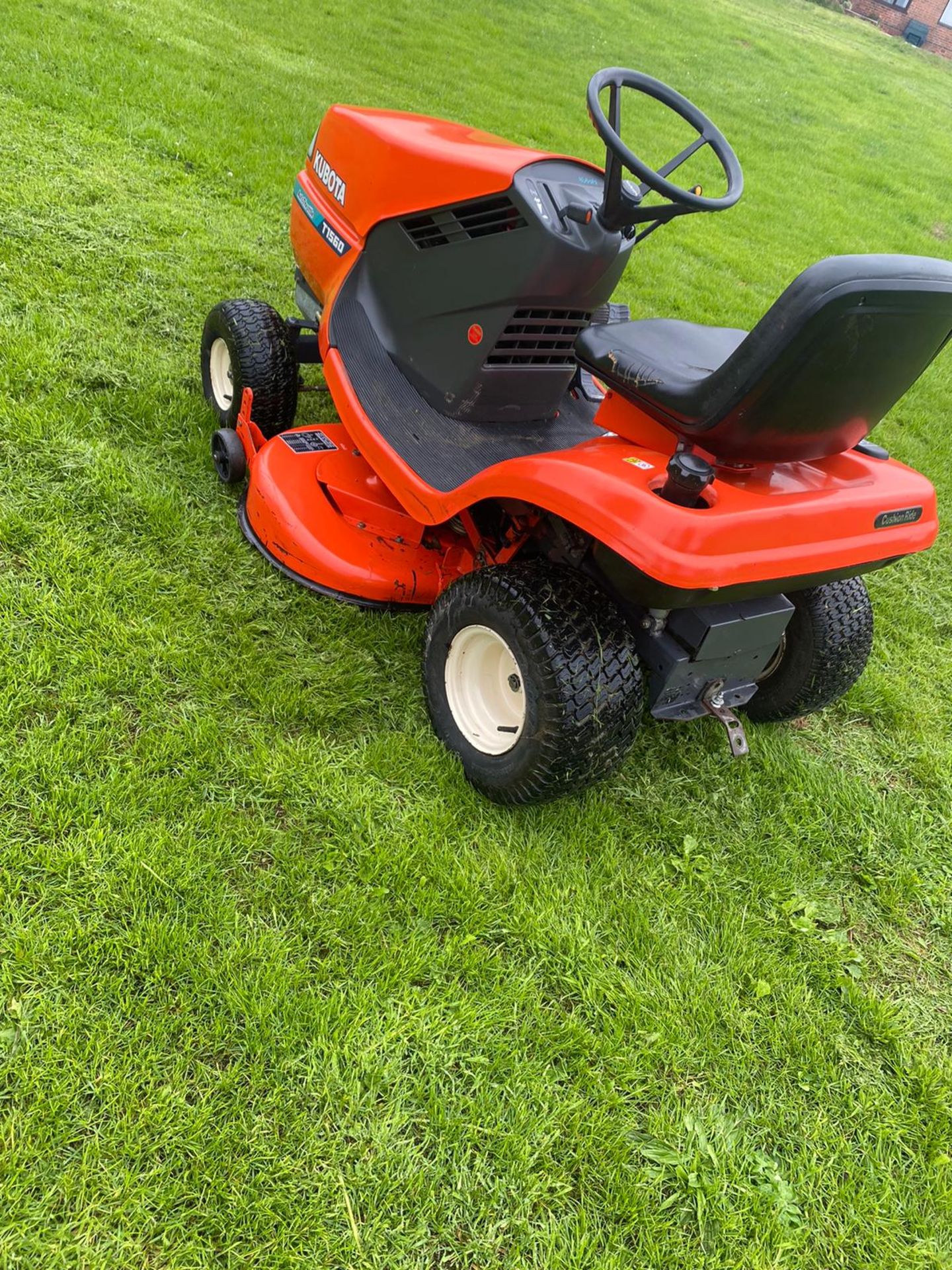 KUBOTA T1560 AUTO THROTTLE RIDE ON LAWN MOWER, RUNS, DRIVES AND CUTS *NO VAT* - Image 3 of 6