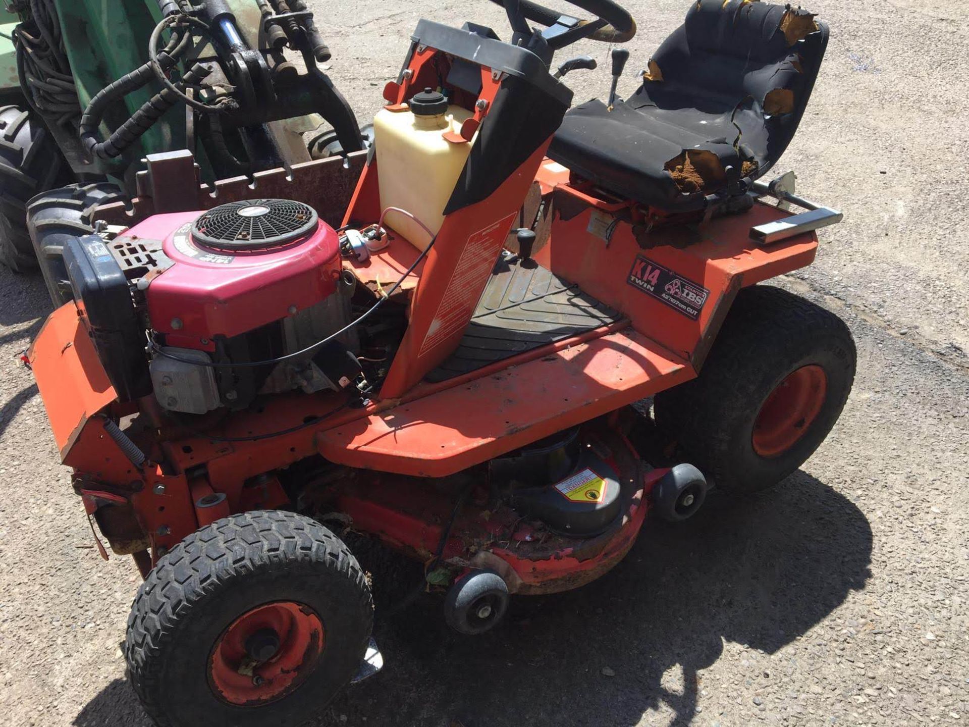 COUNTAX IBS K14 TWIN 42/107CM RIDE ON LAWN MOWER - SELLING AS SPARES / REPAIRS, NO RESERVE! *NO VAT* - Image 4 of 6