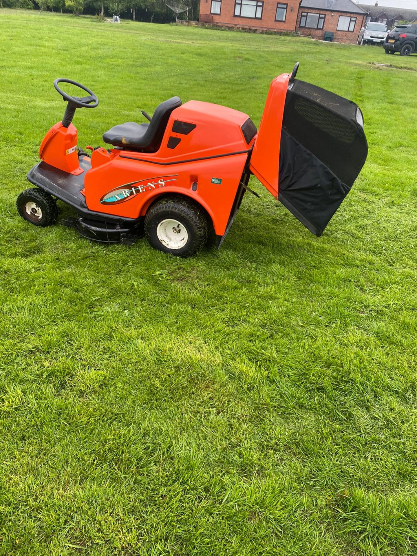 GRILLO ELECTRIC TIP RIDE ON LAWN MOWER, RUNS, DRIVES AND CUTS *NO VAT* - Image 8 of 8