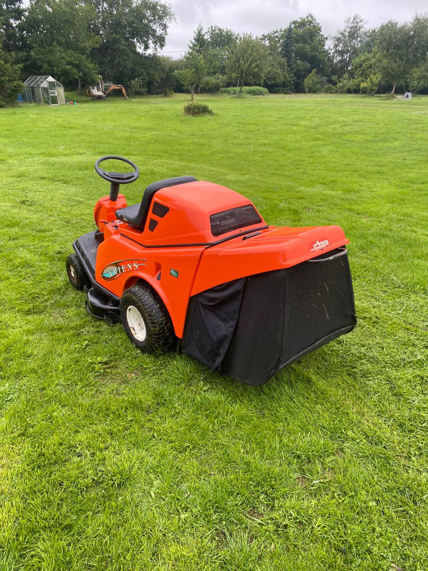 GRILLO ELECTRIC TIP RIDE ON LAWN MOWER, RUNS, DRIVES AND CUTS *NO VAT* - Image 6 of 8