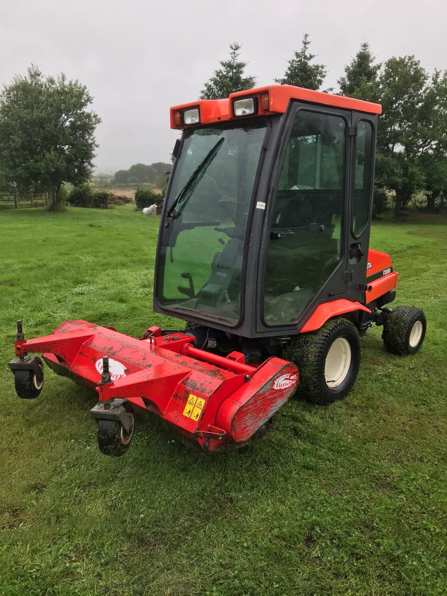 KUBOTA F3060 OUTFRONT FLAIL DECK LAWN MOWER WITH FULL GLASS CAB, RUNS, DRIVES AND CUTS *PLUS VAT* - Image 2 of 4