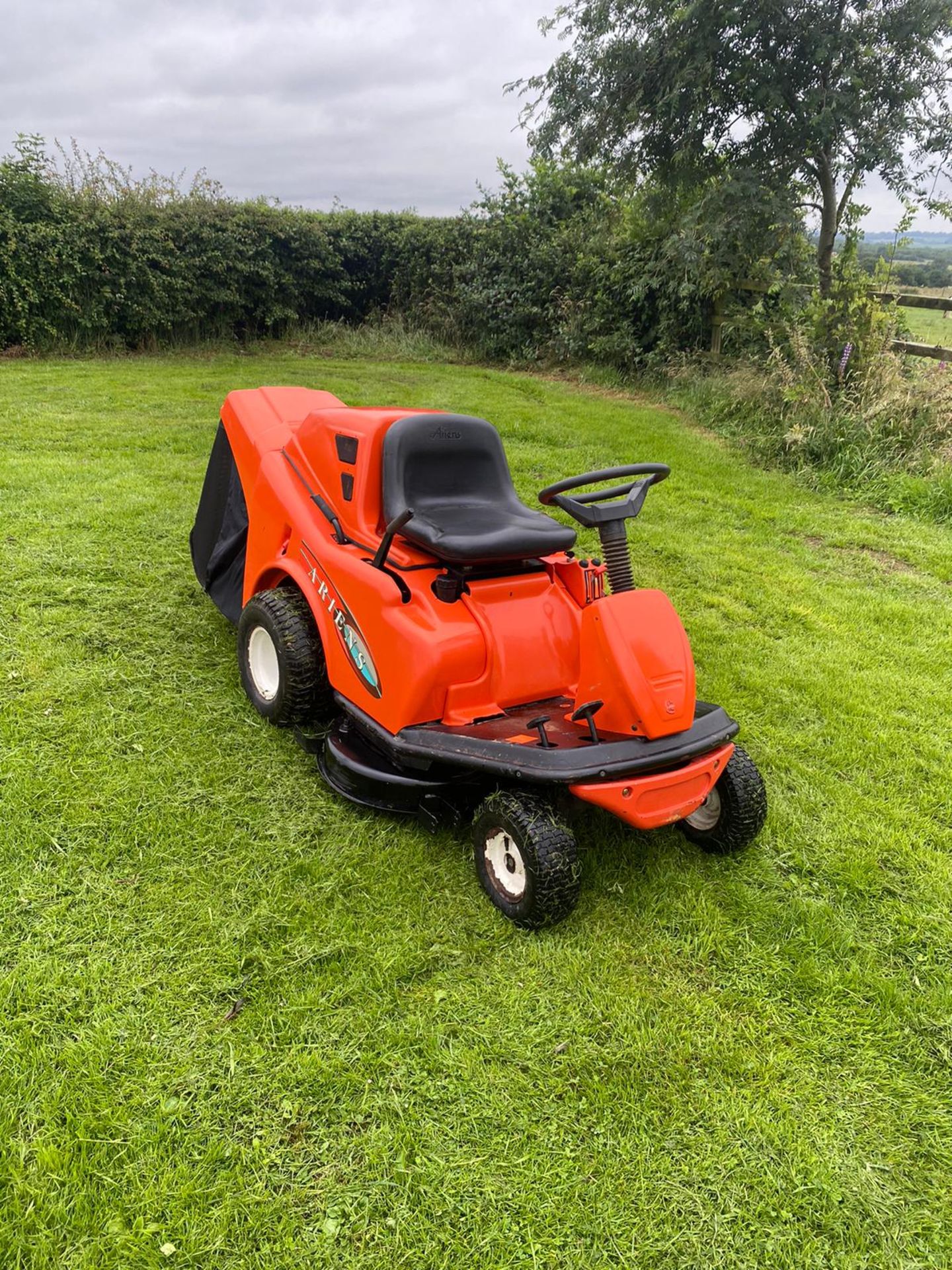 GRILLO ELECTRIC TIP RIDE ON LAWN MOWER, RUNS, DRIVES AND CUTS *NO VAT*