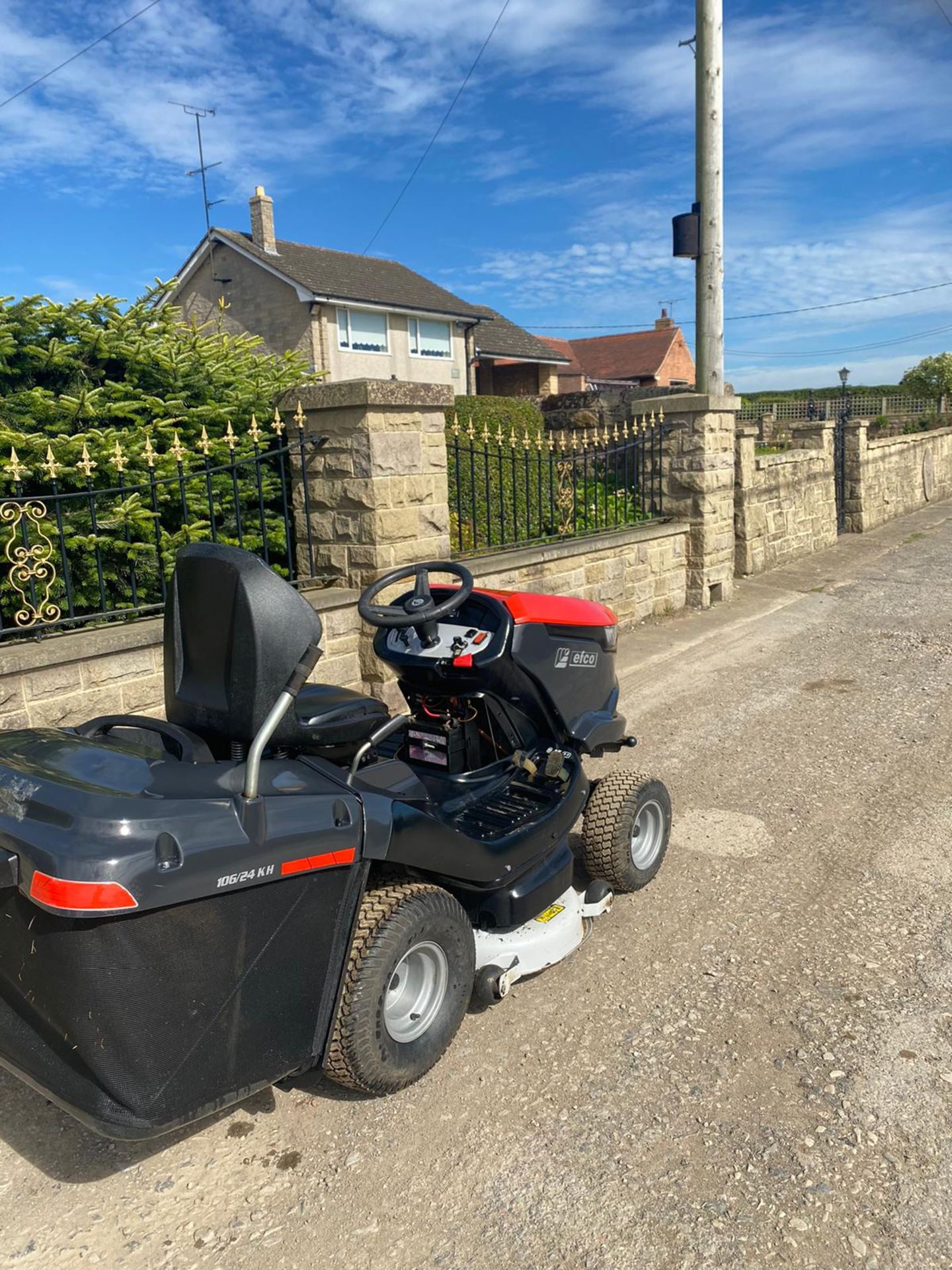 EFCO 106/24 RIDE ON LAWN MOWER, RUNS AND WORKS WELL, IN VERY CLEAN CONDITION *NO VAT* - Image 3 of 7