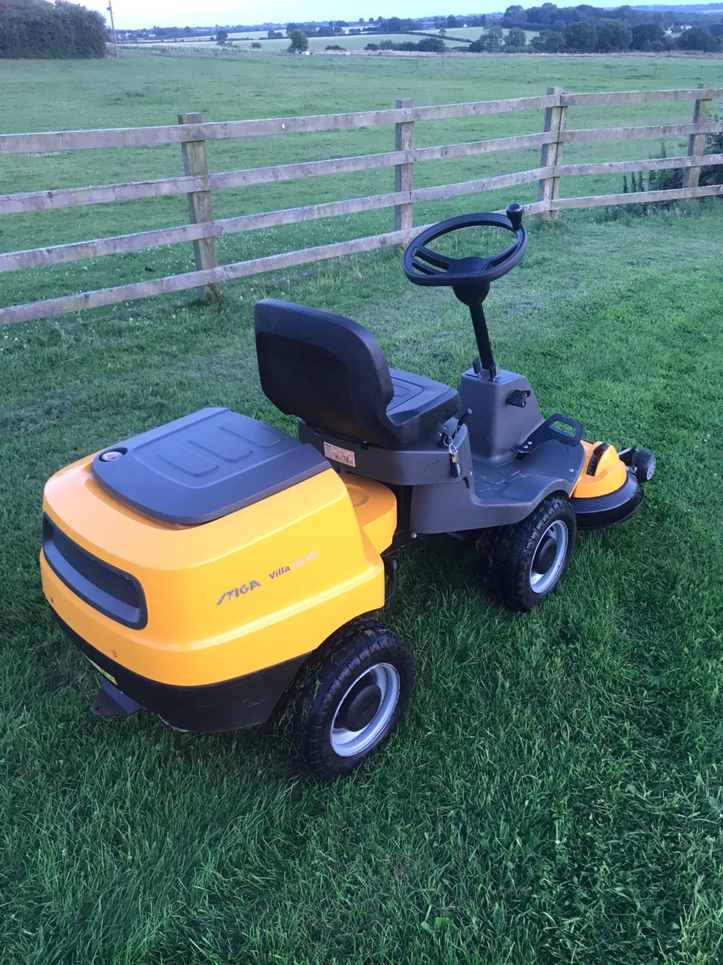 2015 STIGA VILLA 320HST OUTFRONT RIDE ON LAWN MOWER, PIVOT STEERED, RUNS, DRIVES AND CUTS *NO VAT* - Image 2 of 5