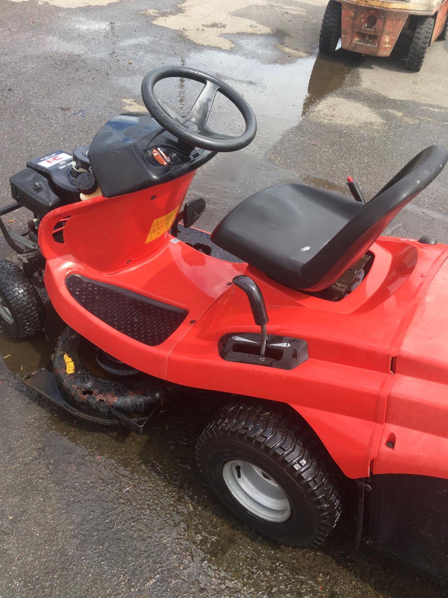 AL-KO T15-102 HD RIDE ON LAWN MOWER, 225 KG, YEAR 2002, C/W REAR GRASS COLLECTOR, 11.5HP I/C ENGINE - Image 2 of 11
