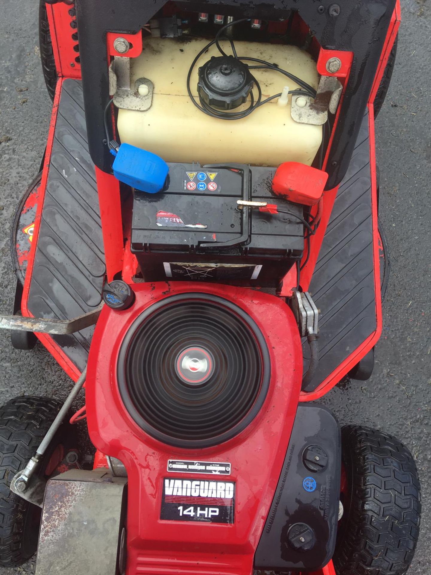 COUNTAX K14 RIDE ON LAWN MOWER, VANGUARD 14HP ENGINE, STARTS, RUNS AND DRIVES *NO VAT* - Image 11 of 12