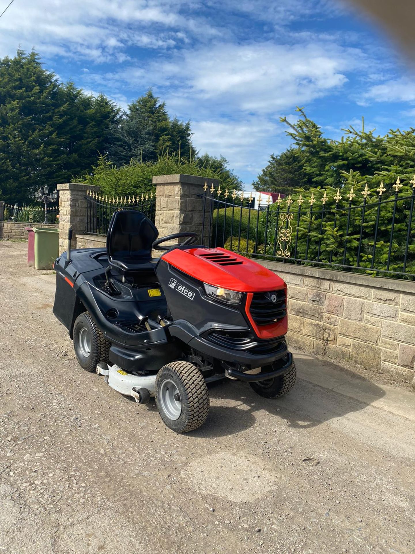 EFCO 106/24 RIDE ON LAWN MOWER, RUNS AND WORKS WELL, IN VERY CLEAN CONDITION *NO VAT*