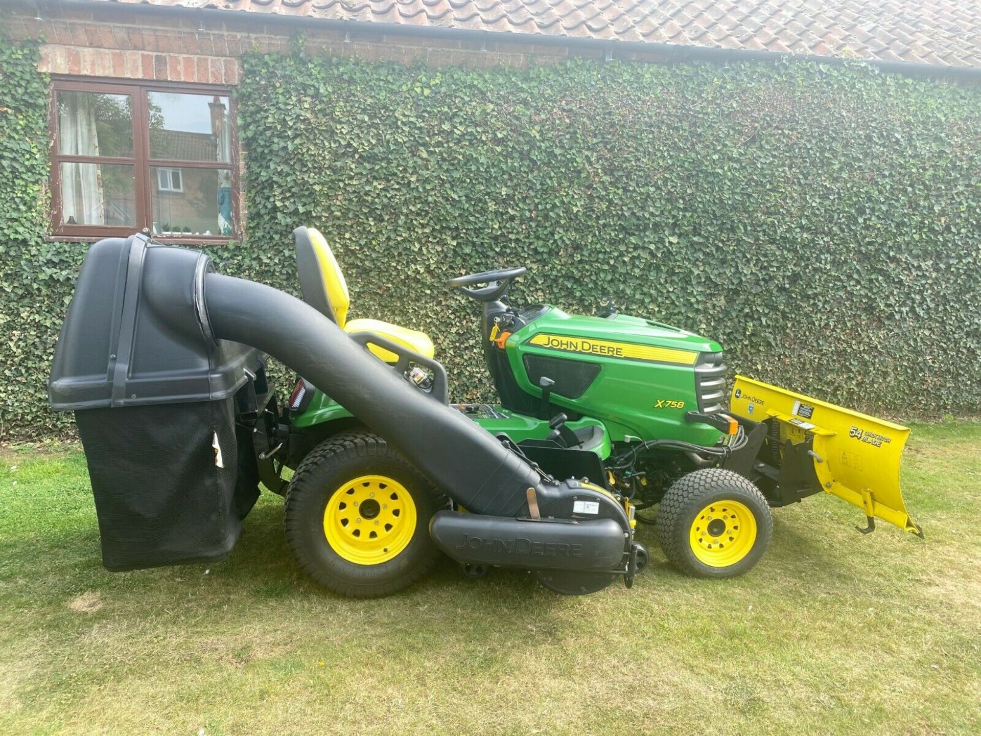 JOHN DEERE X758 ONLY 423 HOURS, EXCELLENT CONDITION, 4WD, C/W COLLECTOR & HYDRAULIC SNOW PLOUGH - Image 9 of 12