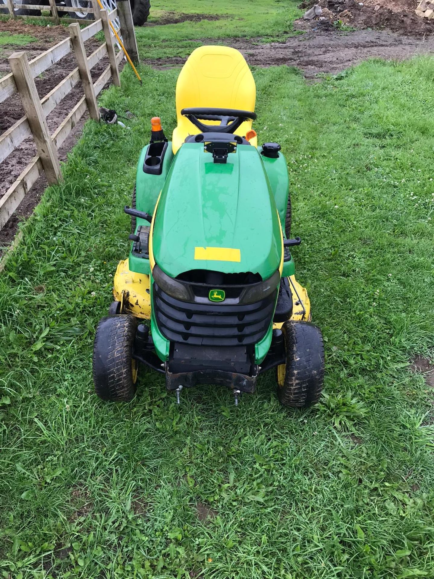 JOHN DEERE X320 RIDE ON LAWN MOWER, C/W 42" MID MOUNTED DECK, YEAR 2013, WORKING HOURS 1237 - Image 4 of 7