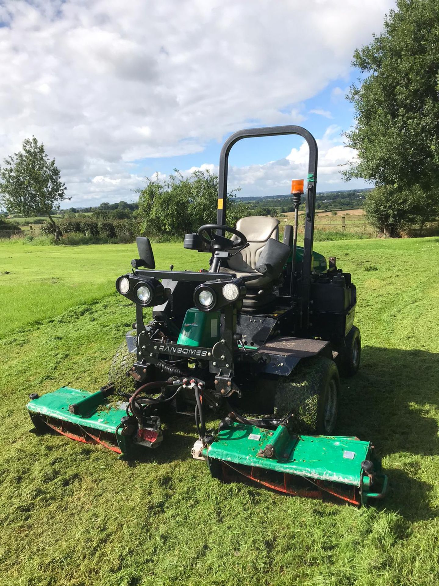 2013 RANSOMES PARKWAY 3 GANG RIDE ON LAWN MOWER WITH ROLL BAR, RUNS, DRIVES AND CUTS *PLUS VAT* - Image 2 of 5