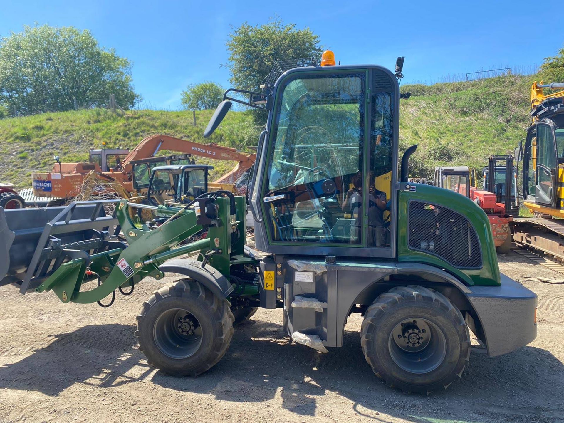 BRAND NEW / UNUSED 2020 LOADING SHOVEL, MODEL ZL08F, 4 WHEEL DRIVE, C/W BUCKETS & FORKS *PLUS VAT* - Image 3 of 9