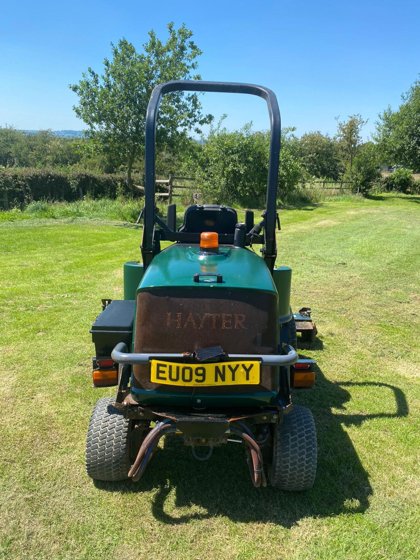 2009/09 REG HAYTER LT324 RIDE ON LAWN MOWER, 4 WHEEL DRIVE, HYDROSTATIC DRIVE *PLUS VAT* - Image 6 of 7