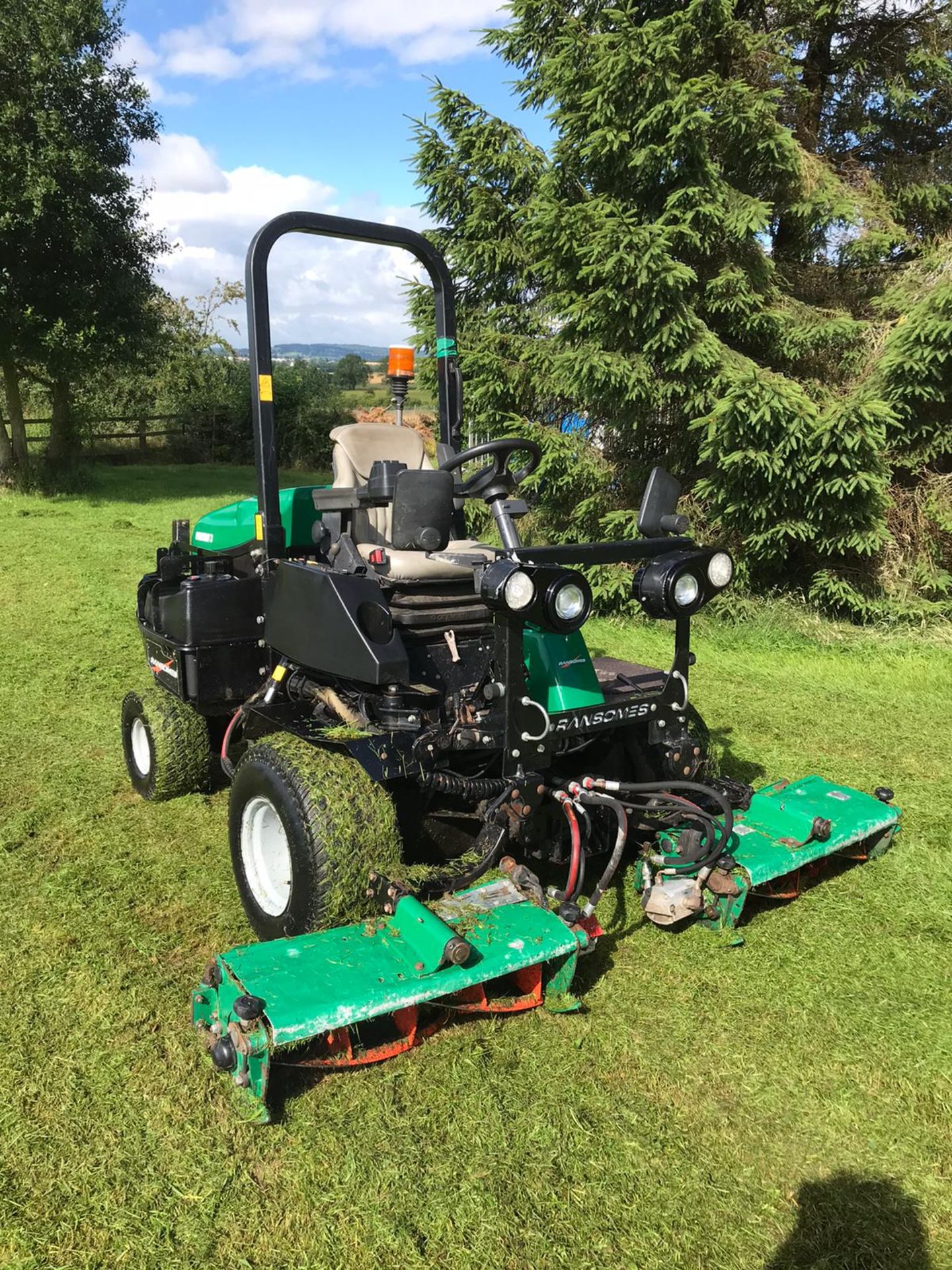 2013 RANSOMES PARKWAY 3 GANG RIDE ON LAWN MOWER WITH ROLL BAR, RUNS, DRIVES AND CUTS *PLUS VAT*