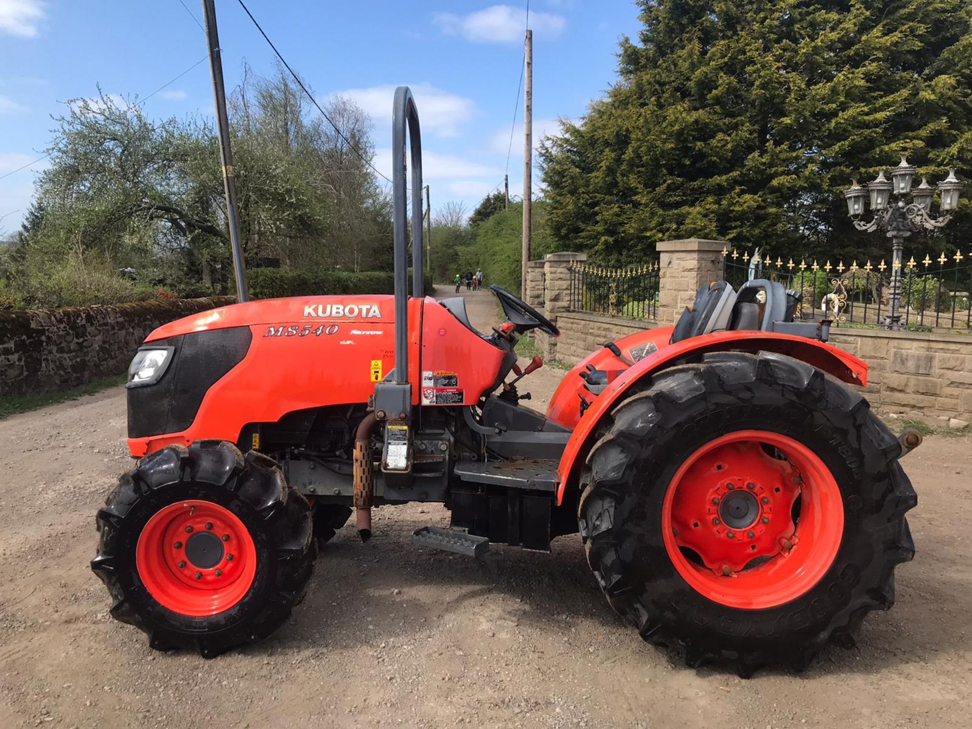 KUBOTA M8540 NARROW TRACTOR APPROX 85 HORSEPOWER RUNS AND DRIVES, 3822 HOURS *PLUS VAT* - Image 3 of 6