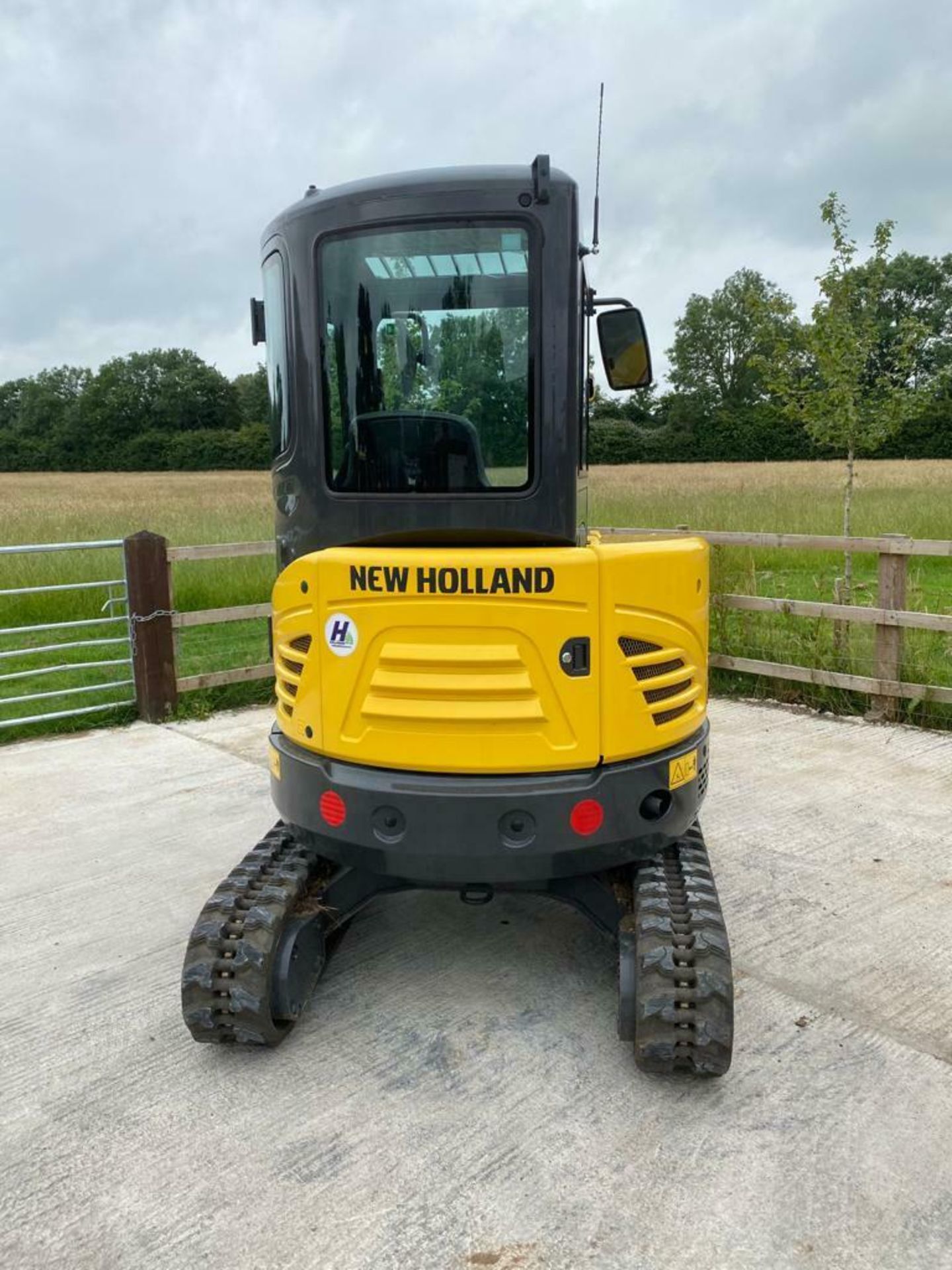 NEW HOLLAND E26C MINI DIGGER, YEAR 2020, 2.6 TON, ONLY 26 HOURS, COMPLETE WITH 3 BUCKETS *PLUS VAT* - Image 6 of 7