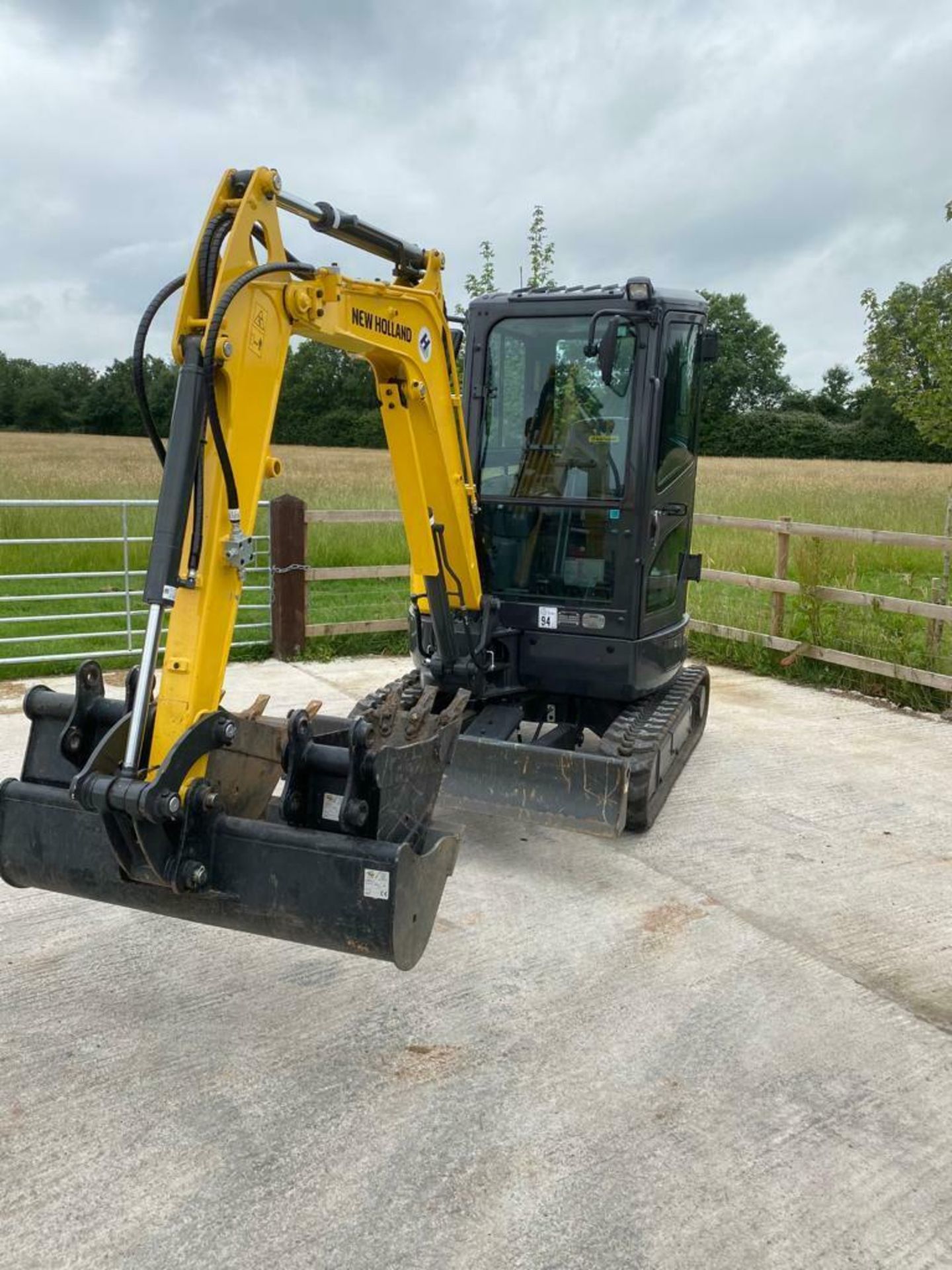 NEW HOLLAND E26C MINI DIGGER, YEAR 2020, 2.6 TON, ONLY 26 HOURS, COMPLETE WITH 3 BUCKETS *PLUS VAT* - Image 2 of 7