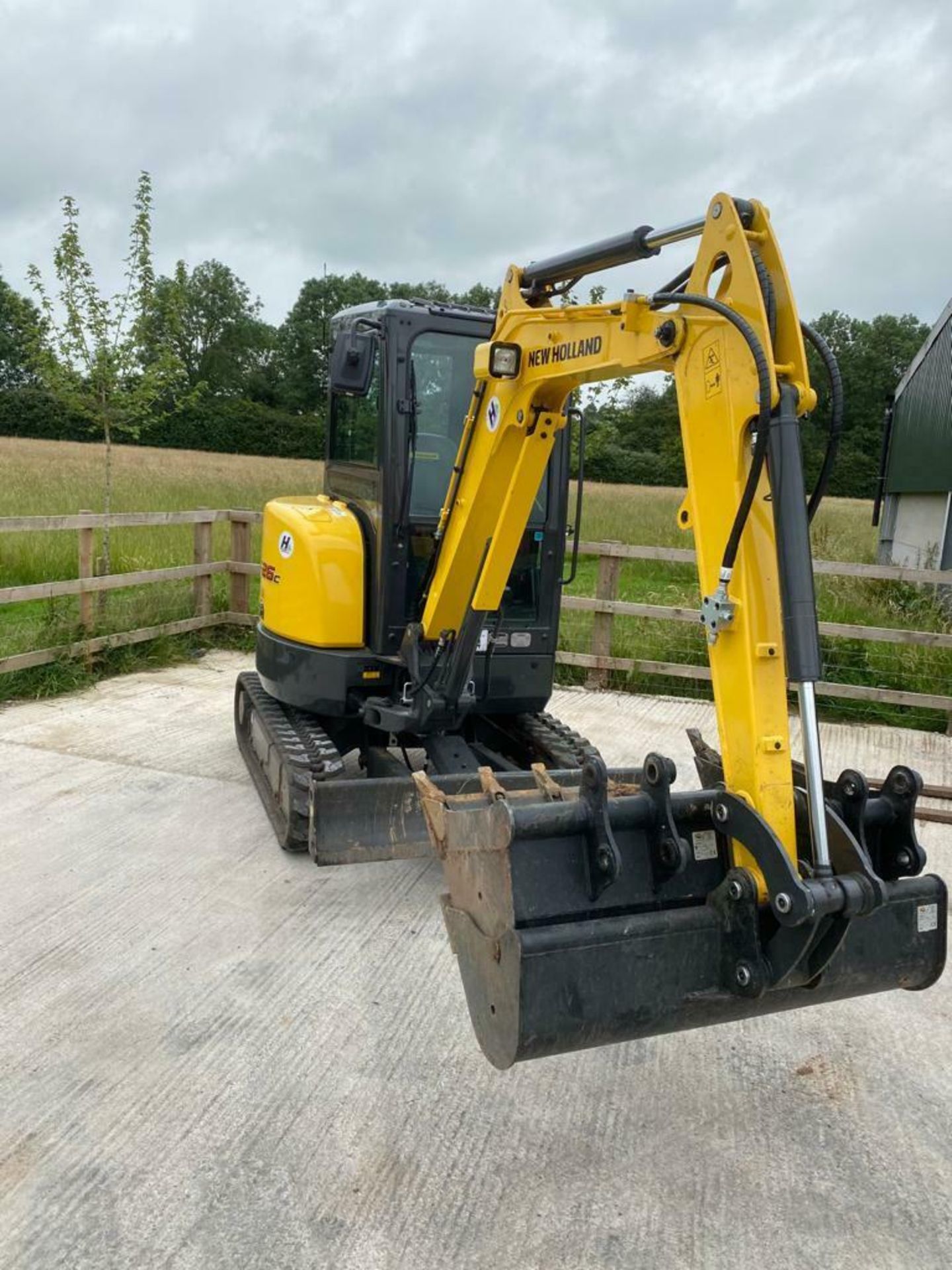 NEW HOLLAND E26C MINI DIGGER, YEAR 2020, 2.6 TON, ONLY 26 HOURS, COMPLETE WITH 3 BUCKETS *PLUS VAT* - Image 7 of 7