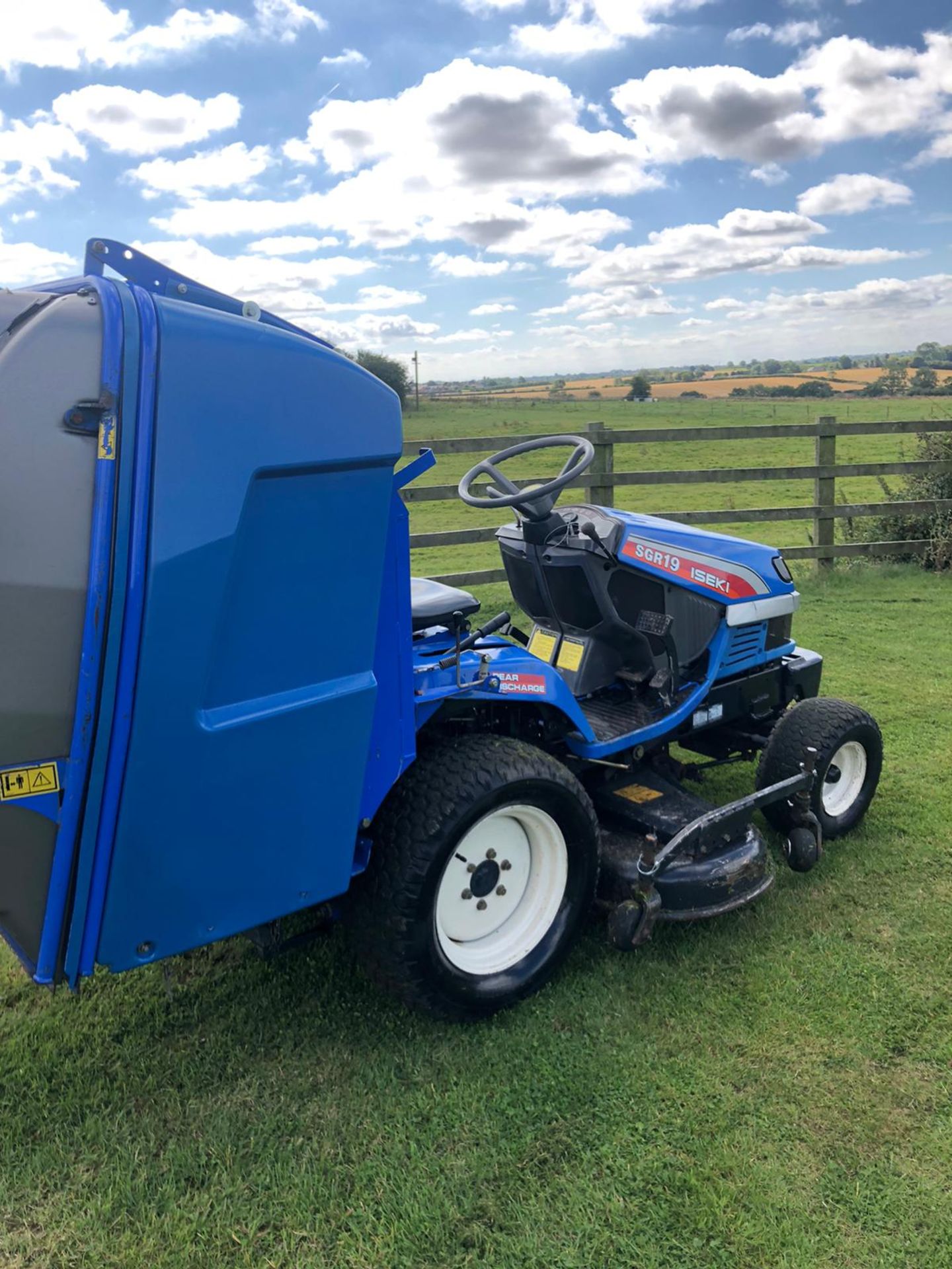 ISEKI SGR19 RIDE ON LAWN MOWER, RUNS, DRIVES AND CUTS, 895 HOURS, HIGH TIP *PLUS VAT* - Image 5 of 8