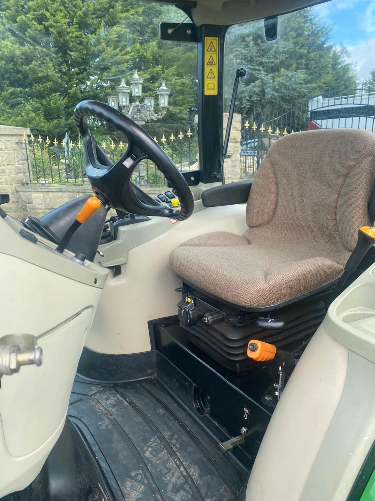 JOHN DEERE 4720 TRACTOR WITH UNDERSLUNG MOWER, 50HP TRACTOR WITH FULL GLASS CAB *PLUS VAT* - Image 7 of 9