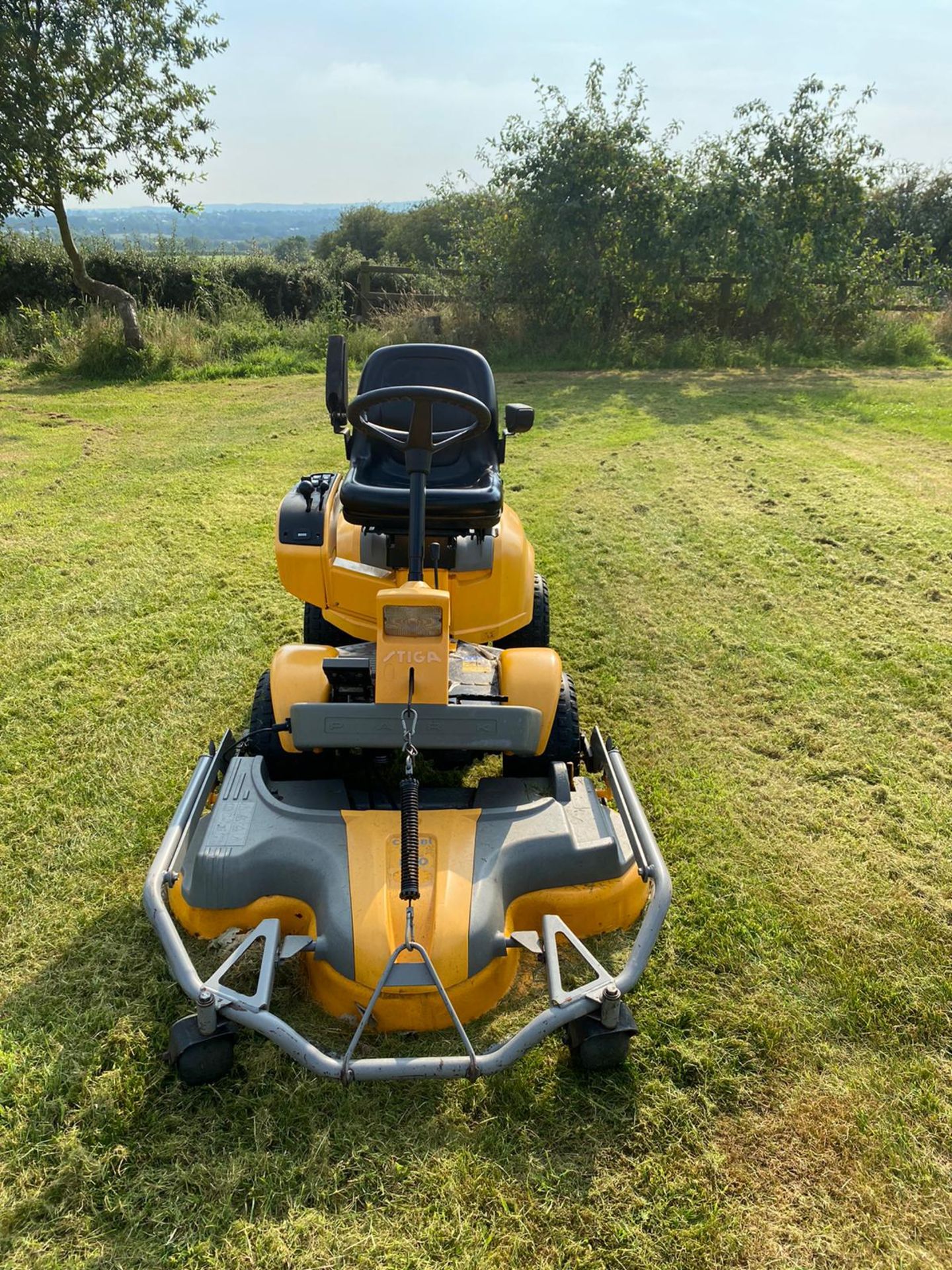 STIGA PARK 4WD DIESEL RIDE ON LAWN MOWER, HYDRAULIC UP AND DOWN DECK, RUNS, WORKS AND CUTS *NO VAT* - Image 3 of 5