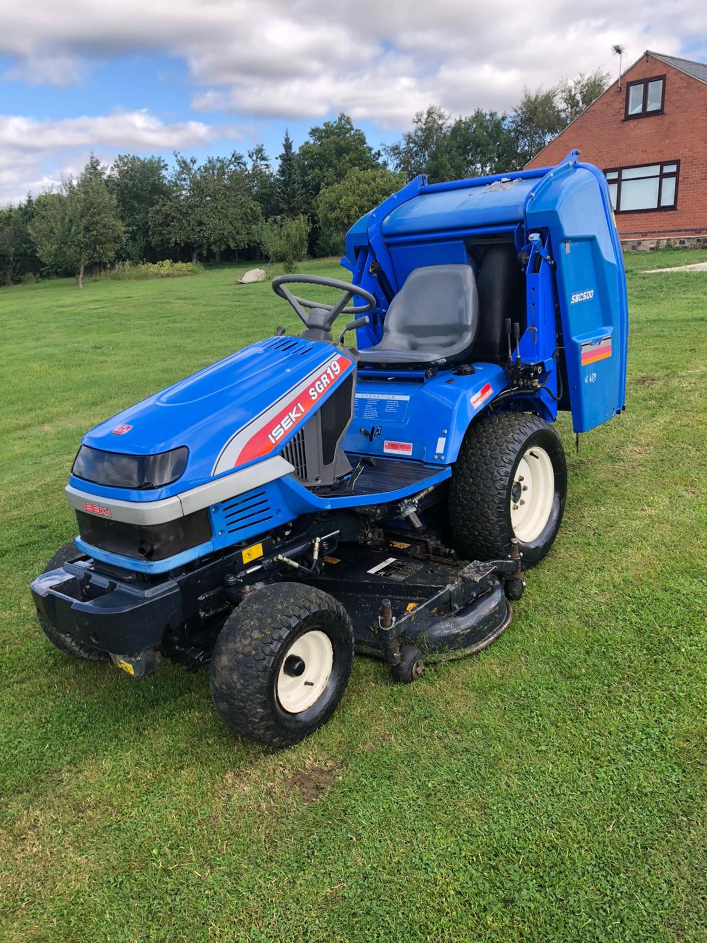 ISEKI SGR19 RIDE ON LAWN MOWER, RUNS, DRIVES AND CUTS, 895 HOURS, HIGH TIP *PLUS VAT* - Image 2 of 8