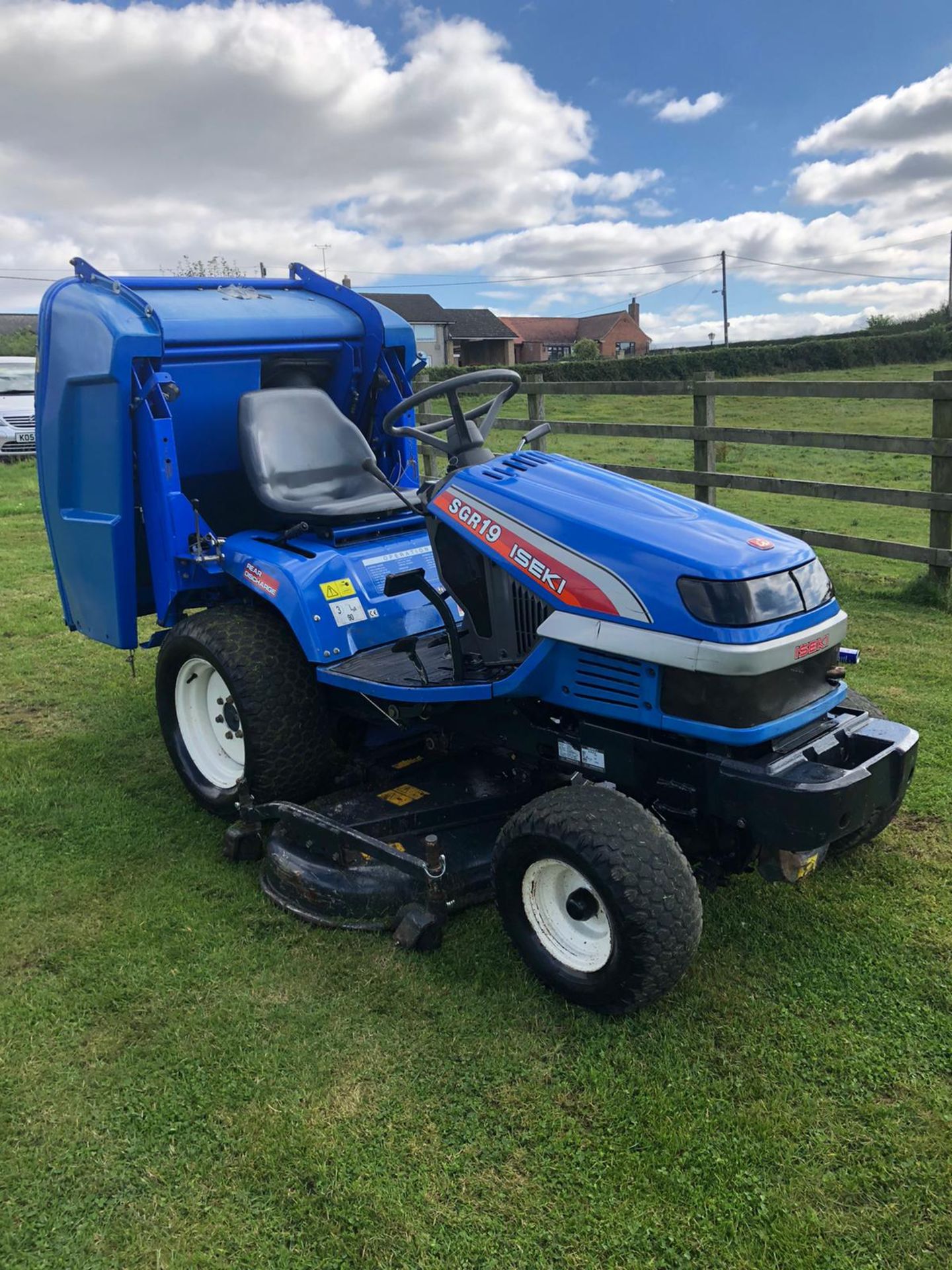 ISEKI SGR19 RIDE ON LAWN MOWER, RUNS, DRIVES AND CUTS, 895 HOURS, HIGH TIP *PLUS VAT*